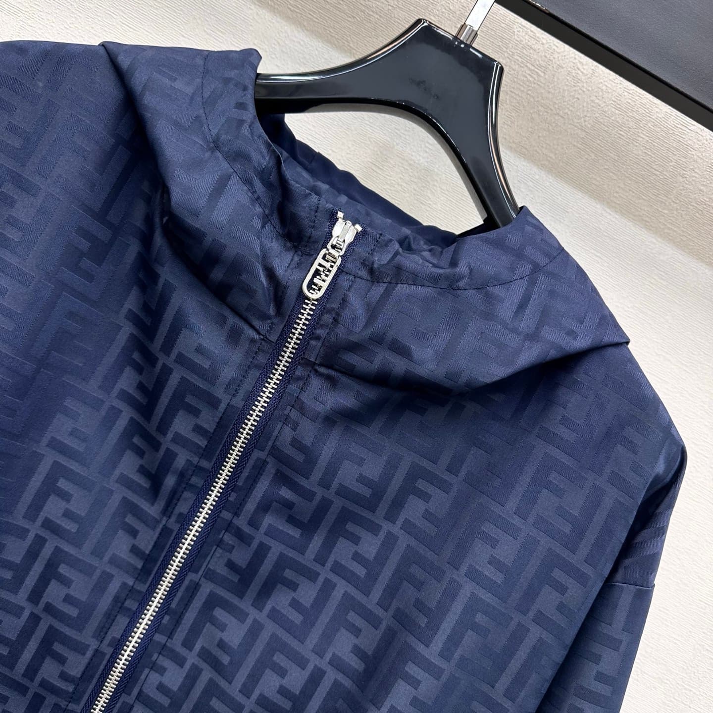 C19544 Fend*2026 new product launched. Coat with full-print tie-dye pattern and hood. Customized YB imported nylon tie-dye fabric – smooth, wrinkle-resistant, lightweight and structured. Features a metal zipper with hood opening design; additional details — image 3