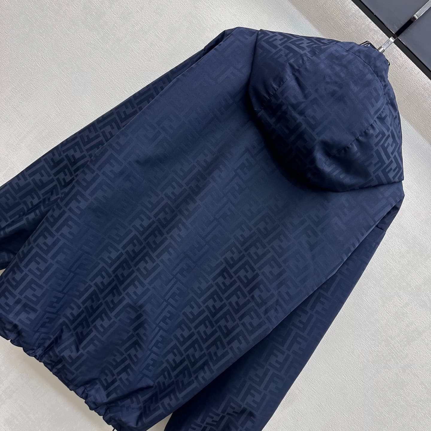 C19544 Fend*2026 new product launched. Coat with full-print tie-dye pattern and hood. Customized YB imported nylon tie-dye fabric – smooth, wrinkle-resistant, lightweight and structured. Features a metal zipper with hood opening design; additional details — image 7