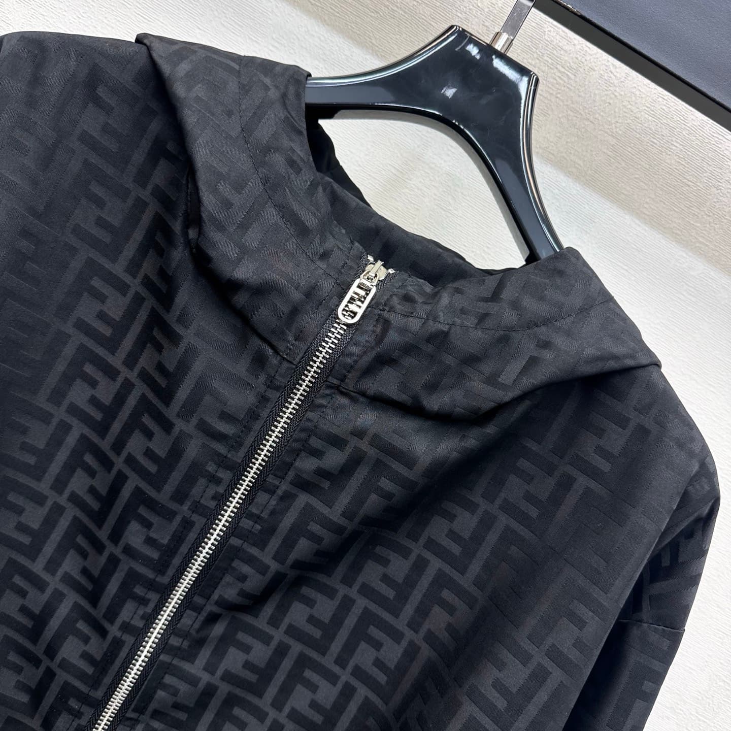 C19542 Fend*2026 new product launched. Full-print patterned hooded jacket. Customized YB imported nylon patterned fabric – smooth, wrinkle-resistant, lightweight and crisp. Features a metal zipper with hood opening design; along with drawstring at the hem — image 3