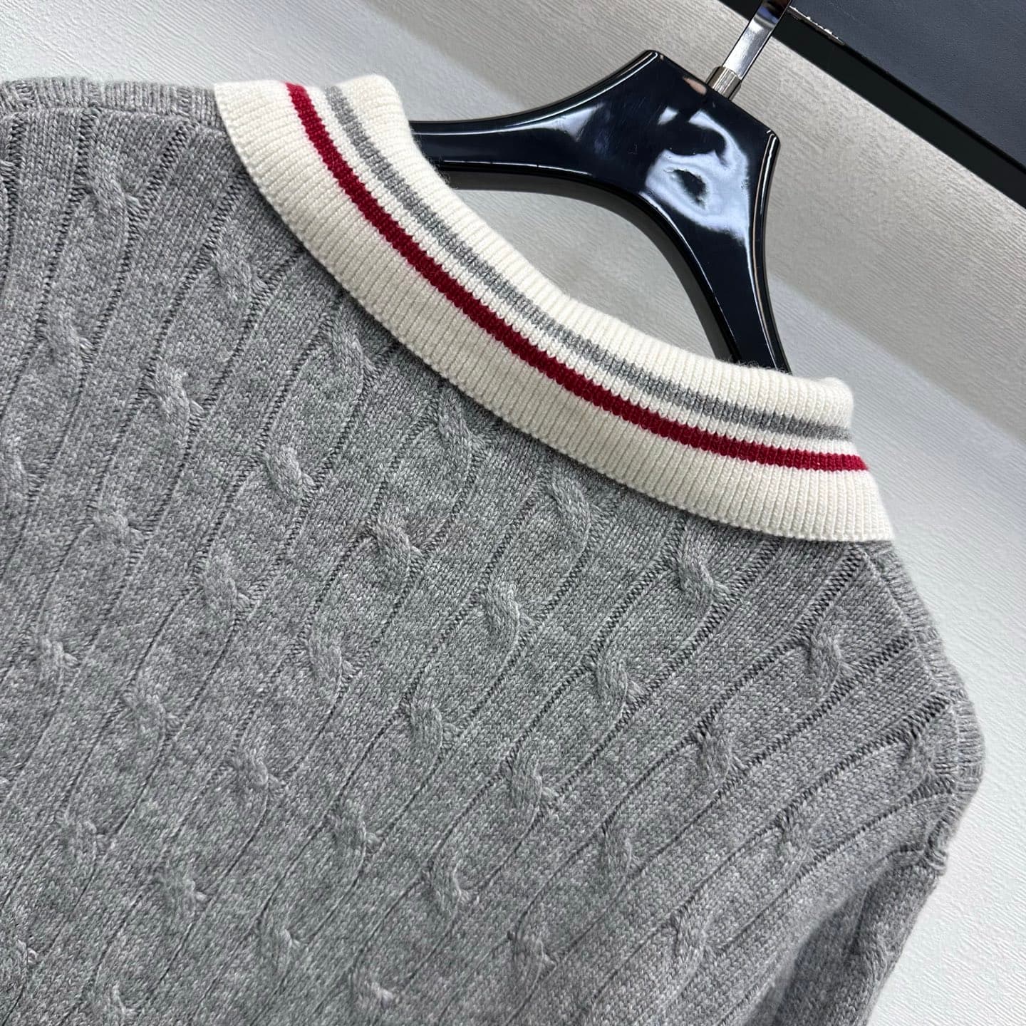C19550 Ralph Laure*2026 new product launched! Vintage/retro patterned embroidered knitted cardigan. Customized with YB imported knitting material—soft, gentle on the skin, warm and breathable. Features a Polo collar with vintage-style colored stripes alon — image 7