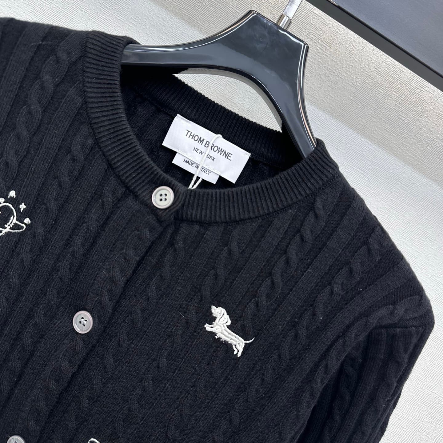 C19551 TB*2026 new product launched. Embroidered knitted sweater with open collar design. Customized YB imported knitting material – soft and smooth, breathable, and comfortable for the skin. Features a round collar and single-button opening design; compl — image 3