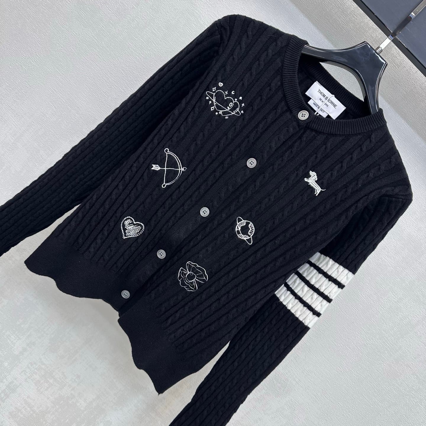 C19551 TB*2026 new product launched. Embroidered knitted sweater with open collar design. Customized YB imported knitting material – soft and smooth, breathable, and comfortable for the skin. Features a round collar and single-button opening design; compl — image 2