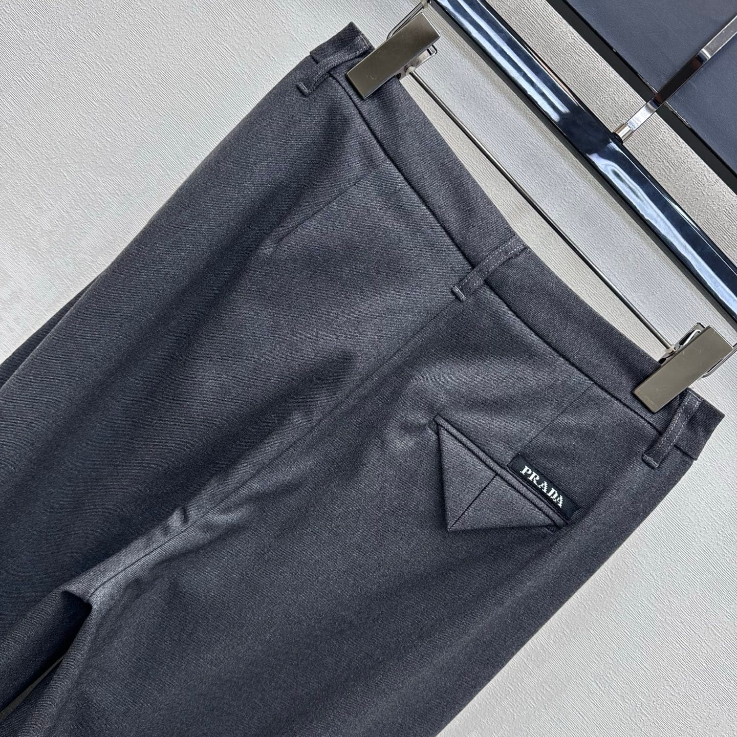 C19561 Prad*2026 new product launched. Gold buckle triangular pocket trousers with wide legs. Customized YB imported cotton blend material – soft, smooth, and wrinkle-resistant. Features a high-waist design with gold buckles for opening and closing. Combi — image 6