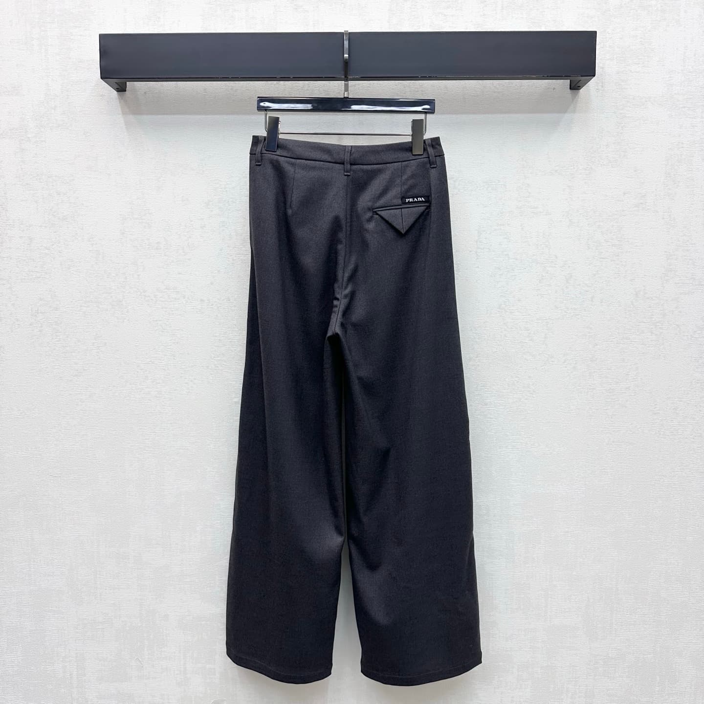 C19561 Prad*2026 new product launched. Gold buckle triangular pocket trousers with wide legs. Customized YB imported cotton blend material – soft, smooth, and wrinkle-resistant. Features a high-waist design with gold buckles for opening and closing. Combi — image 5