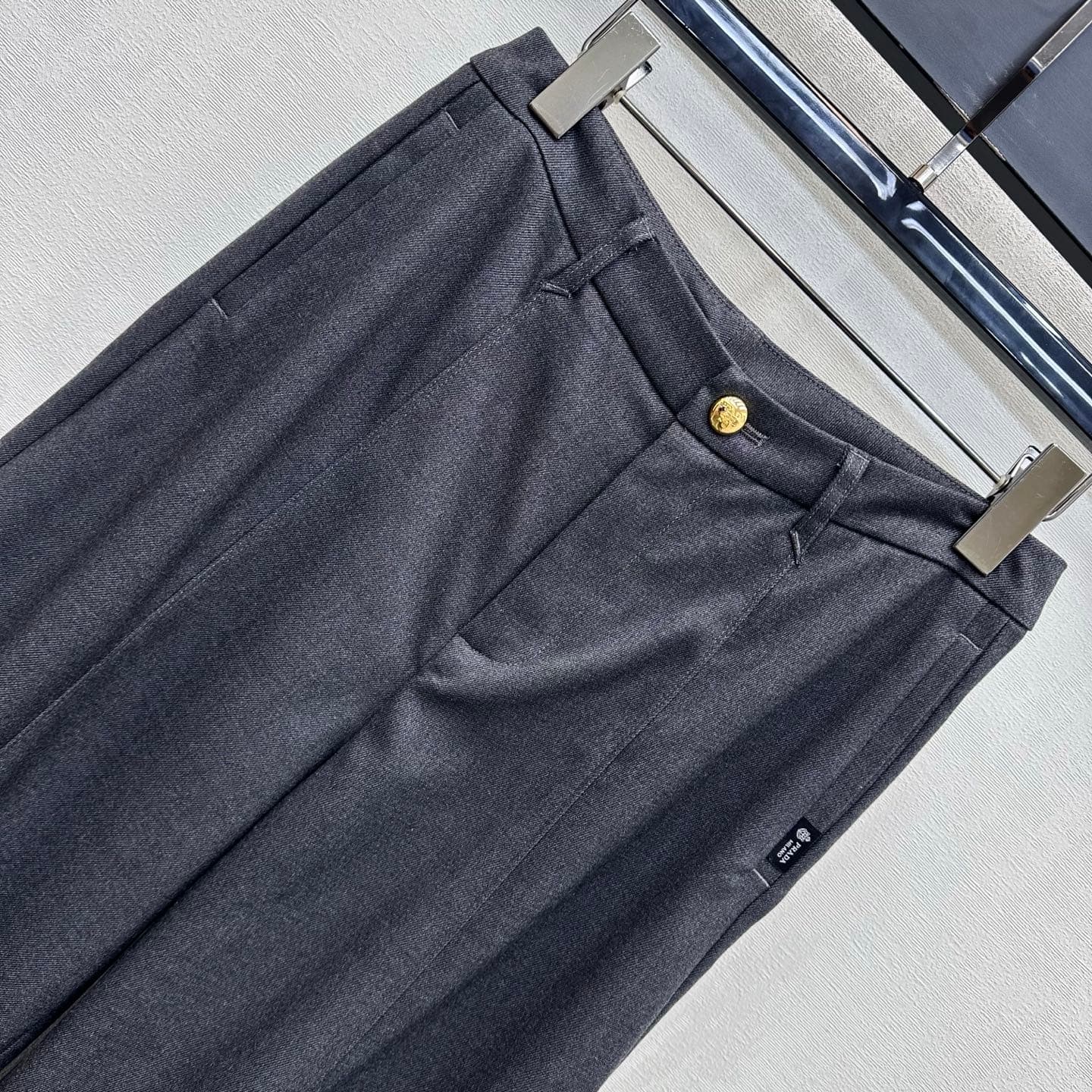 C19561 Prad*2026 new product launched. Gold buckle triangular pocket trousers with wide legs. Customized YB imported cotton blend material – soft, smooth, and wrinkle-resistant. Features a high-waist design with gold buckles for opening and closing. Combi — image 2