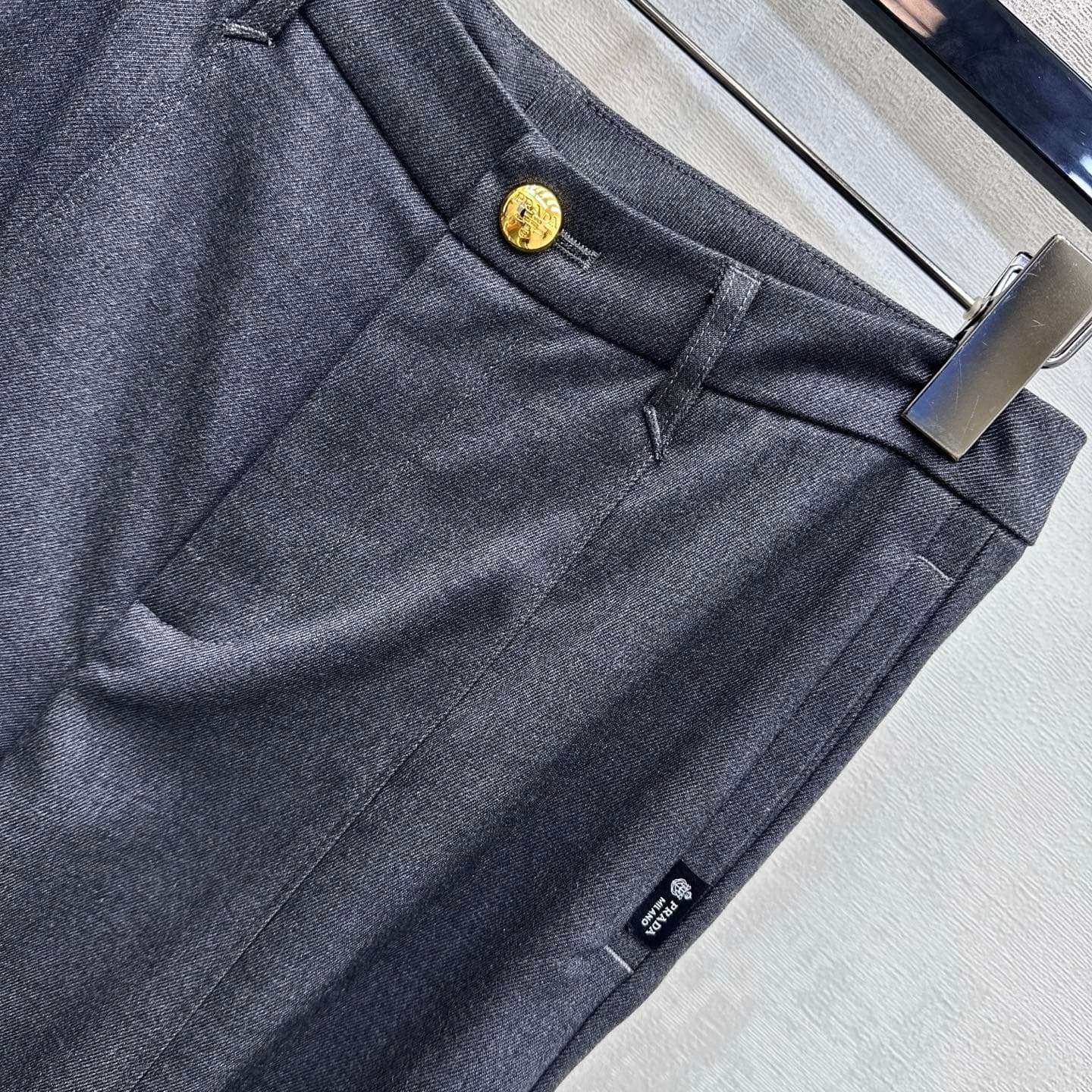 C19561 Prad*2026 new product launched. Gold buckle triangular pocket trousers with wide legs. Customized YB imported cotton blend material – soft, smooth, and wrinkle-resistant. Features a high-waist design with gold buckles for opening and closing. Combi — image 3