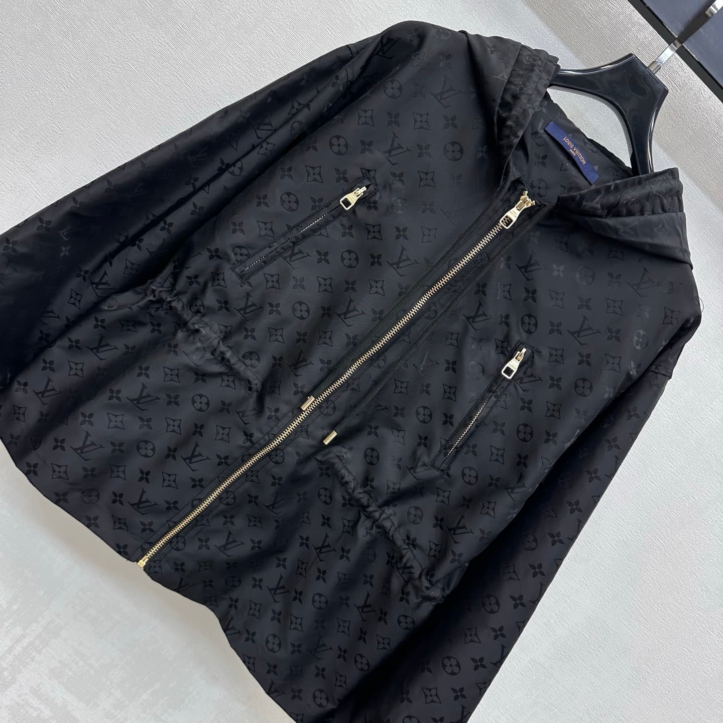 C19564 Louis Vuitto*2026 new product launched. A coat with hidden patterns and a drawstring at the waist. Made from imported YB twill cotton blend fabric; matte finish, fine texture, wrinkle-resistant. Features a hooded, zipper-front design. The drawstrin — image 2