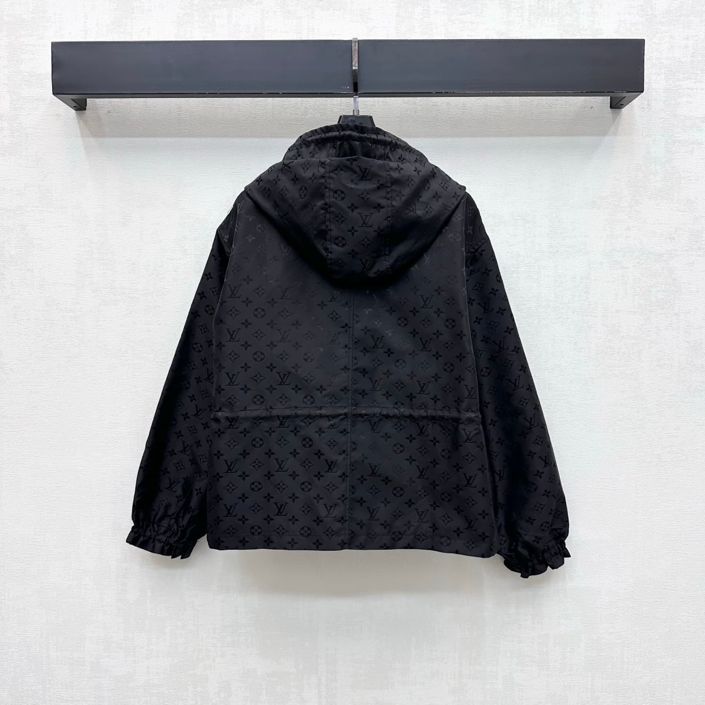 C19564 Louis Vuitto*2026 new product launched. A coat with hidden patterns and a drawstring at the waist. Made from imported YB twill cotton blend fabric; matte finish, fine texture, wrinkle-resistant. Features a hooded, zipper-front design. The drawstrin — image 6