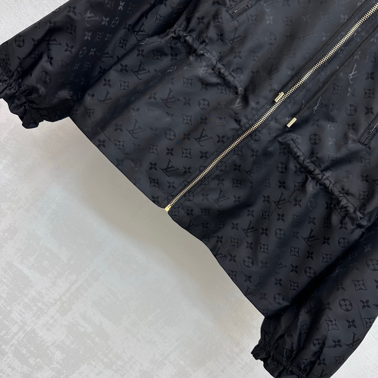 C19564 Louis Vuitto*2026 new product launched. A coat with hidden patterns and a drawstring at the waist. Made from imported YB twill cotton blend fabric; matte finish, fine texture, wrinkle-resistant. Features a hooded, zipper-front design. The drawstrin — image 4