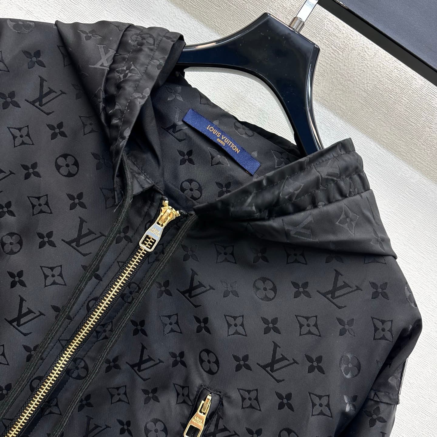 C19564 Louis Vuitto*2026 new product launched. A coat with hidden patterns and a drawstring at the waist. Made from imported YB twill cotton blend fabric; matte finish, fine texture, wrinkle-resistant. Features a hooded, zipper-front design. The drawstrin — image 3