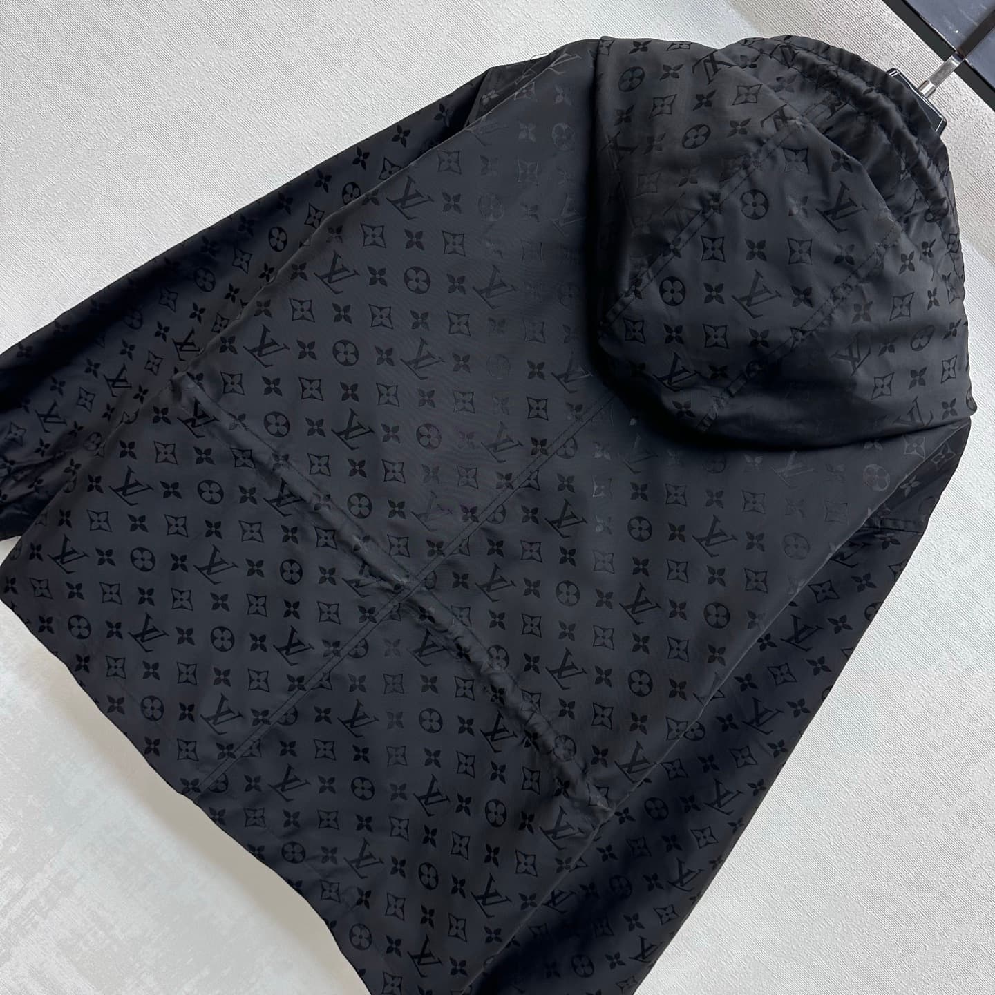 C19564 Louis Vuitto*2026 new product launched. A coat with hidden patterns and a drawstring at the waist. Made from imported YB twill cotton blend fabric; matte finish, fine texture, wrinkle-resistant. Features a hooded, zipper-front design. The drawstrin — image 7