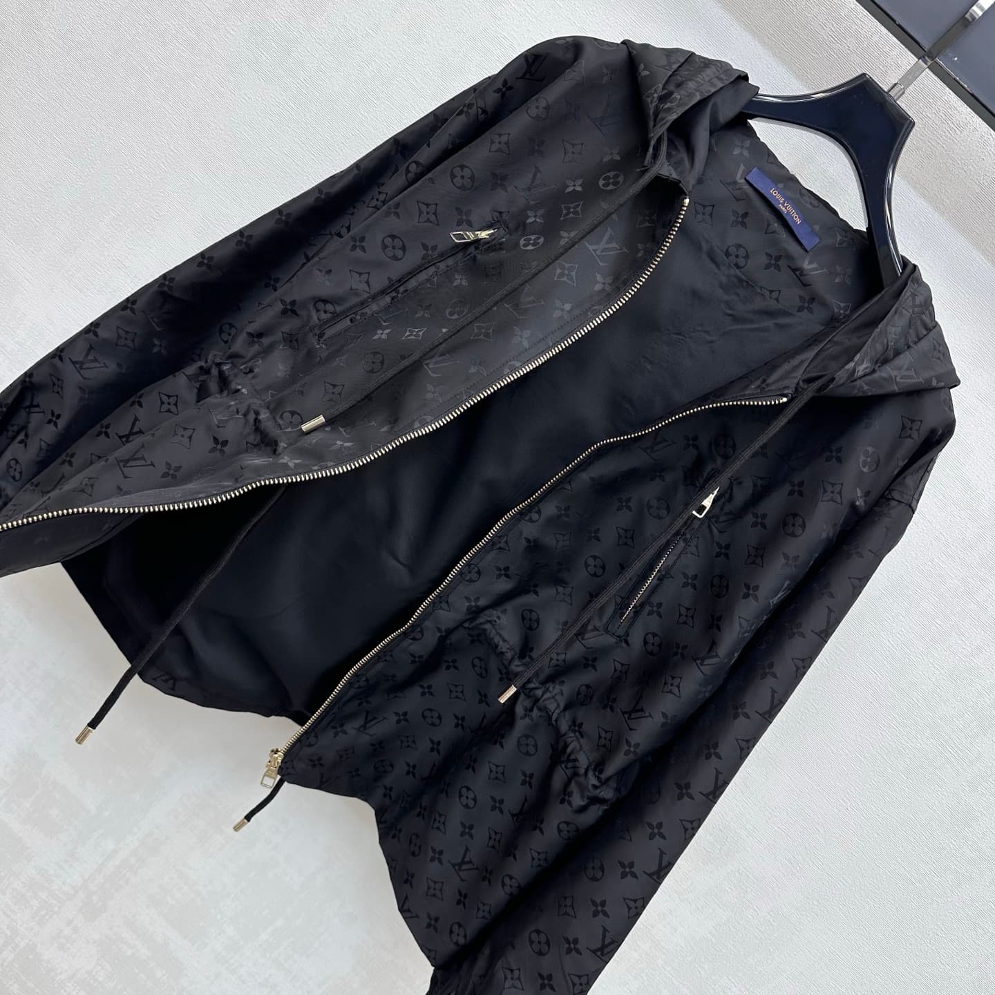 C19564 Louis Vuitto*2026 new product launched. A coat with hidden patterns and a drawstring at the waist. Made from imported YB twill cotton blend fabric; matte finish, fine texture, wrinkle-resistant. Features a hooded, zipper-front design. The drawstrin — image 5