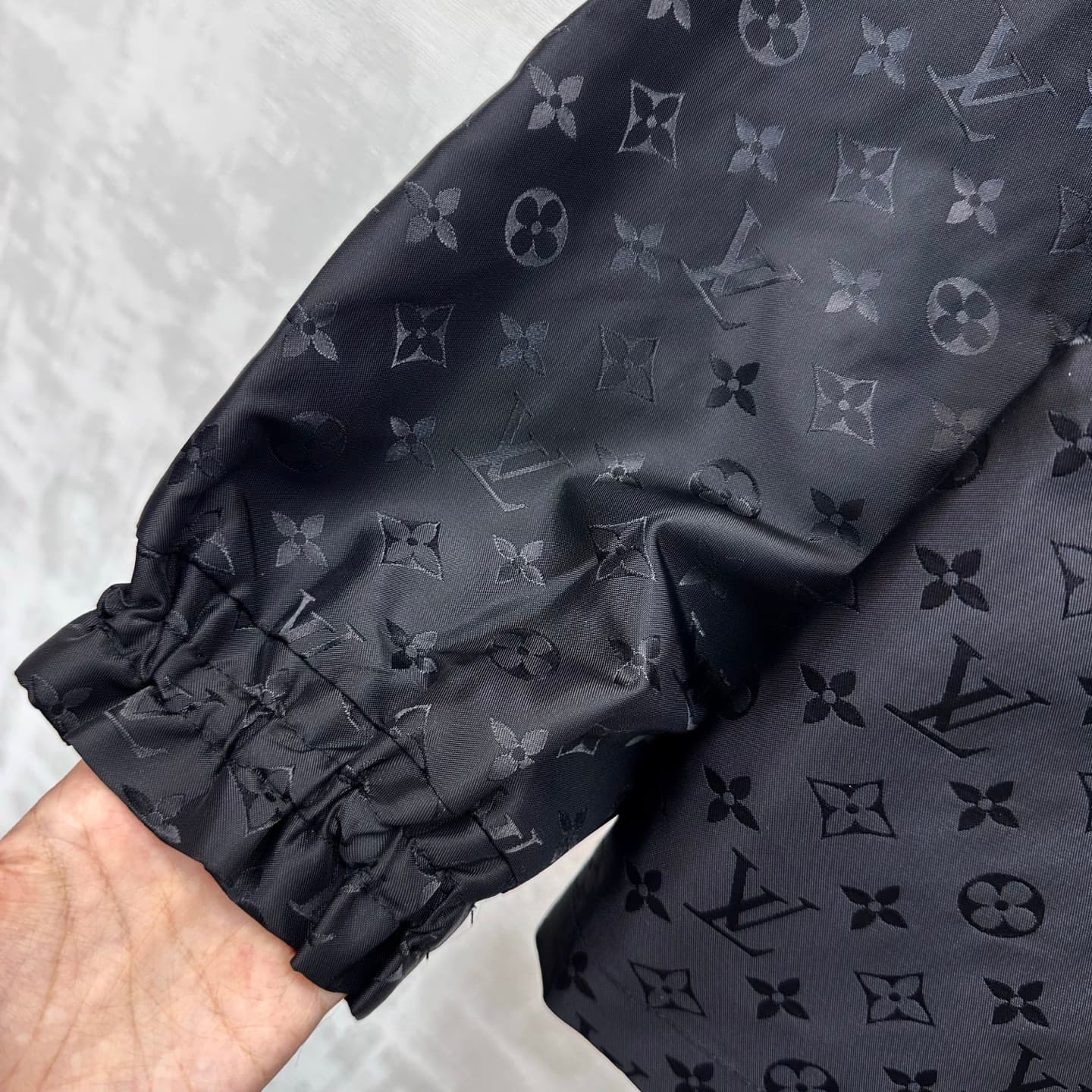 C19564 Louis Vuitto*2026 new product launched. A coat with hidden patterns and a drawstring at the waist. Made from imported YB twill cotton blend fabric; matte finish, fine texture, wrinkle-resistant. Features a hooded, zipper-front design. The drawstrin — image 8