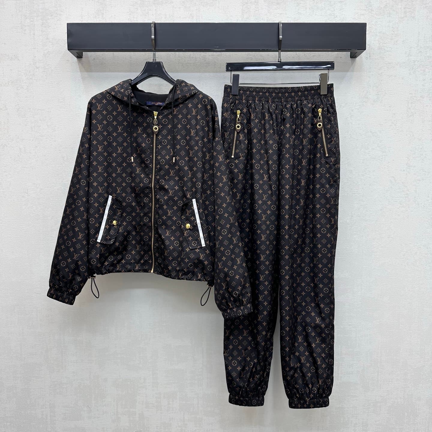 C19567 Louis Vuitto*2026 new product launched. Vintage/retro print hoodie set. Customized YB imported twill blend material. Lightweight and smooth, wrinkle-resistant and durable. Features a hood with zipper and adjustable hem ties, along with contrasting  — image 1