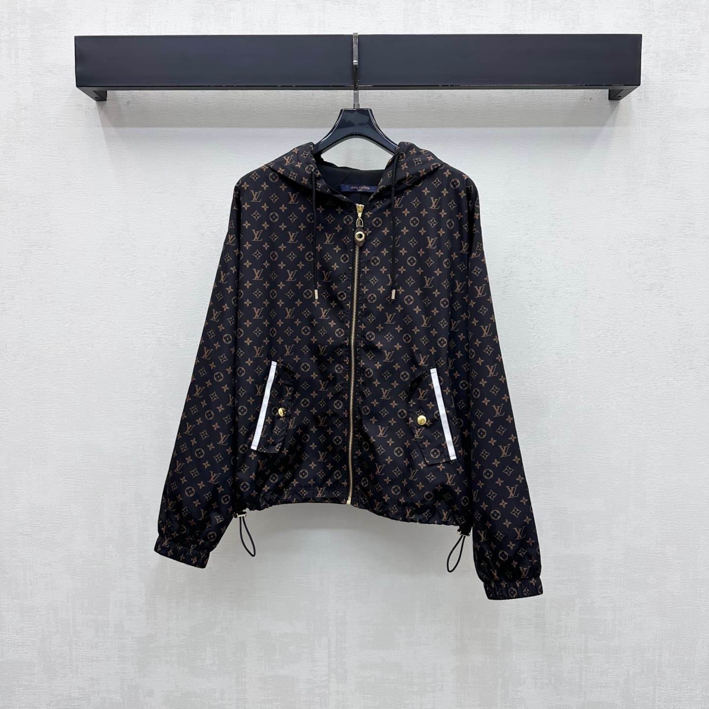 C19567 Louis Vuitto*2026 new product launched. Vintage/retro print hoodie set. Customized YB imported twill blend material. Lightweight and smooth, wrinkle-resistant and durable. Features a hood with zipper and adjustable hem ties, along with contrasting  — image 2