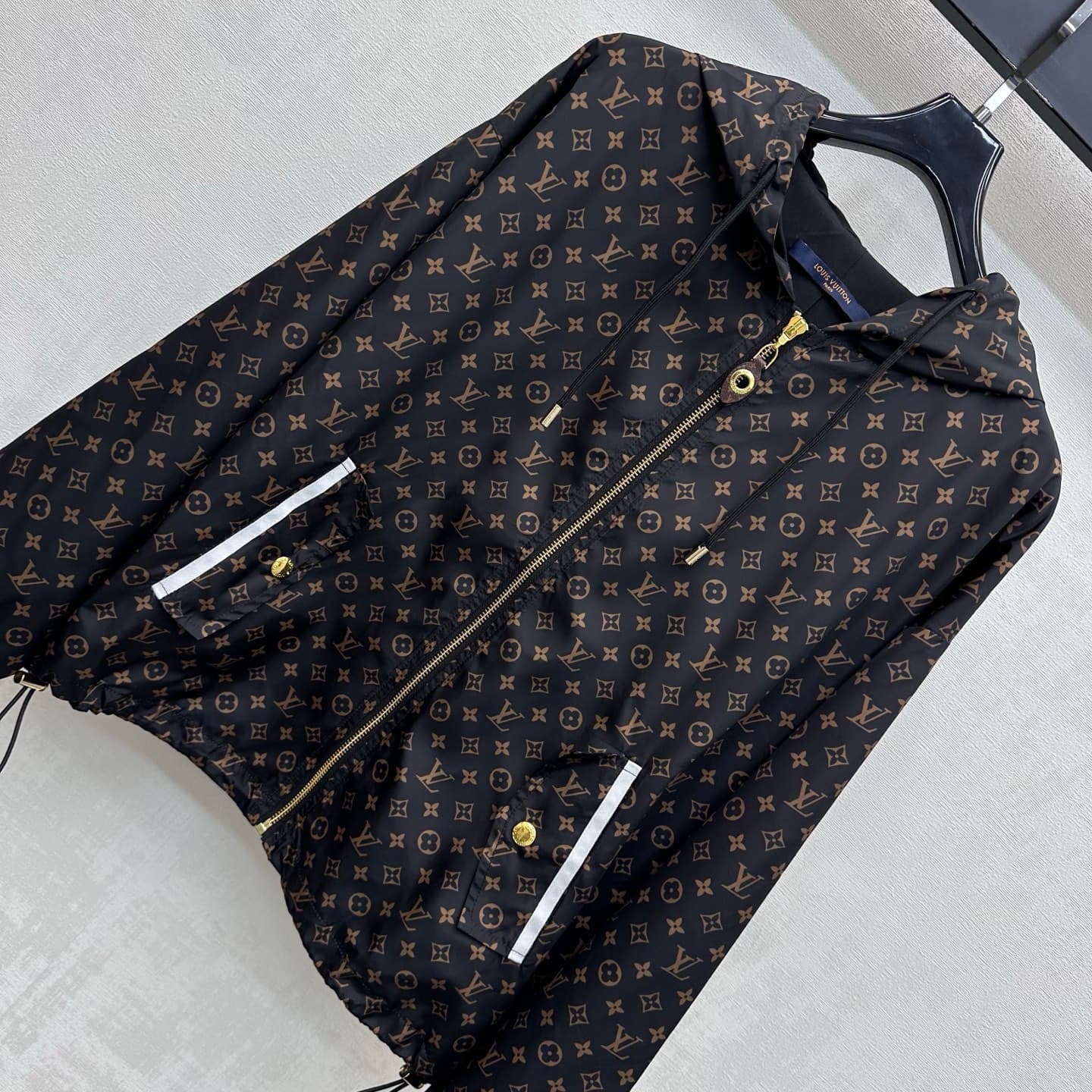 C19567 Louis Vuitto*2026 new product launched. Vintage/retro print hoodie set. Customized YB imported twill blend material. Lightweight and smooth, wrinkle-resistant and durable. Features a hood with zipper and adjustable hem ties, along with contrasting  — image 3
