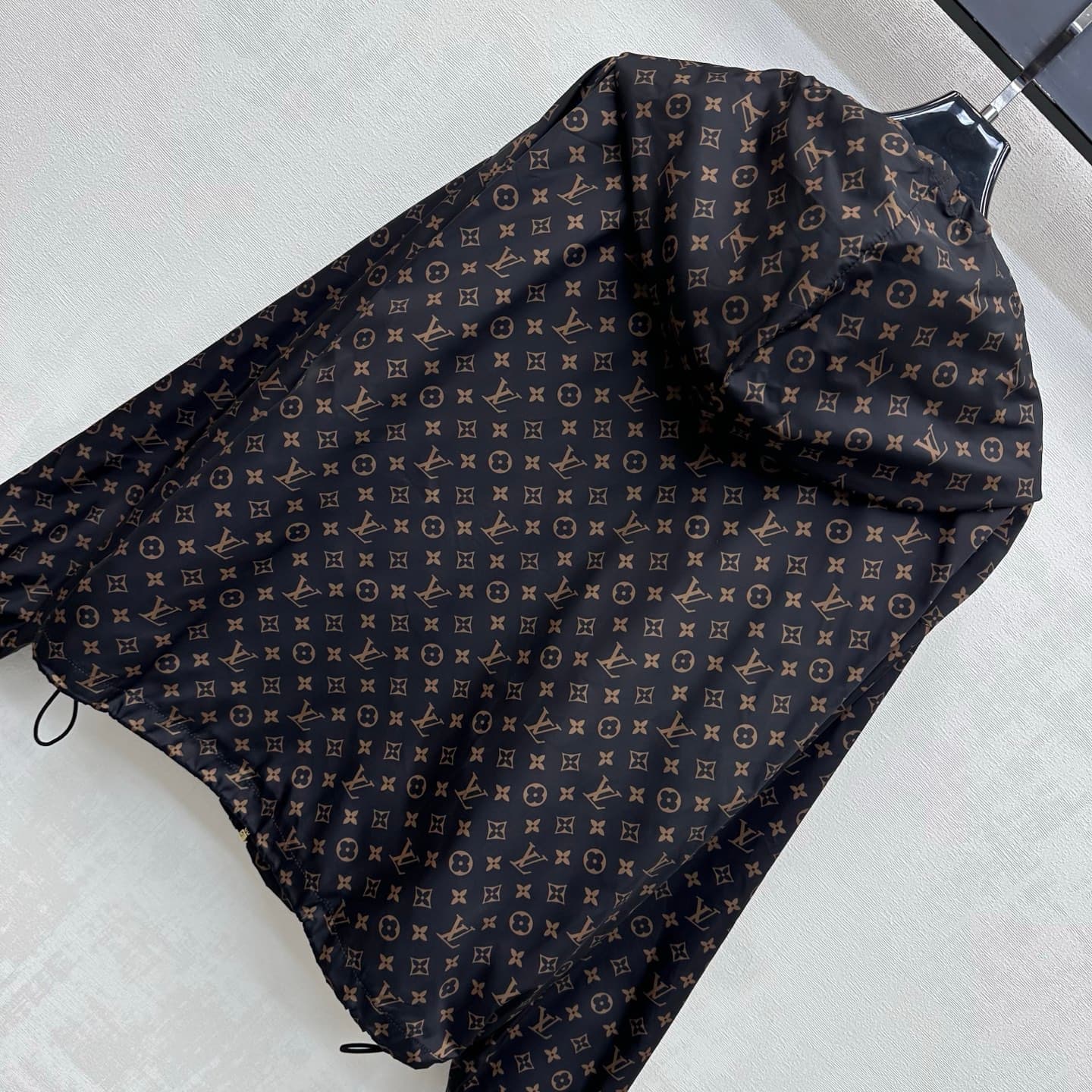 C19567 Louis Vuitto*2026 new product launched. Vintage/retro print hoodie set. Customized YB imported twill blend material. Lightweight and smooth, wrinkle-resistant and durable. Features a hood with zipper and adjustable hem ties, along with contrasting  — image 5