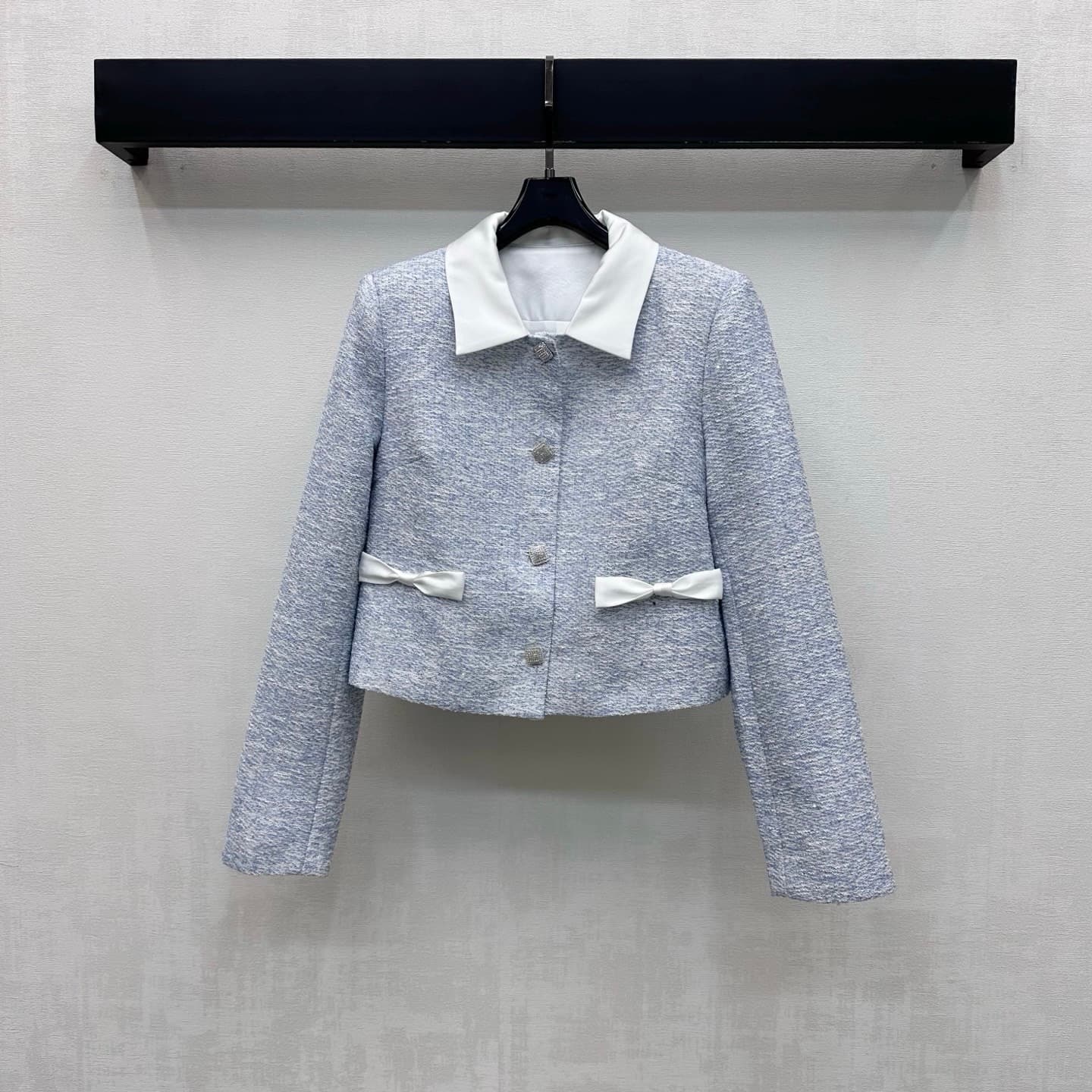 C19568 Chane*2026 new product launched. White silk bow tweed set for office workers. Customized YB imported mixed-colored tweed material with rich texture. Elegant and stylish design; featuring a contrasting white satin collared top and single-row stud bu — image 2