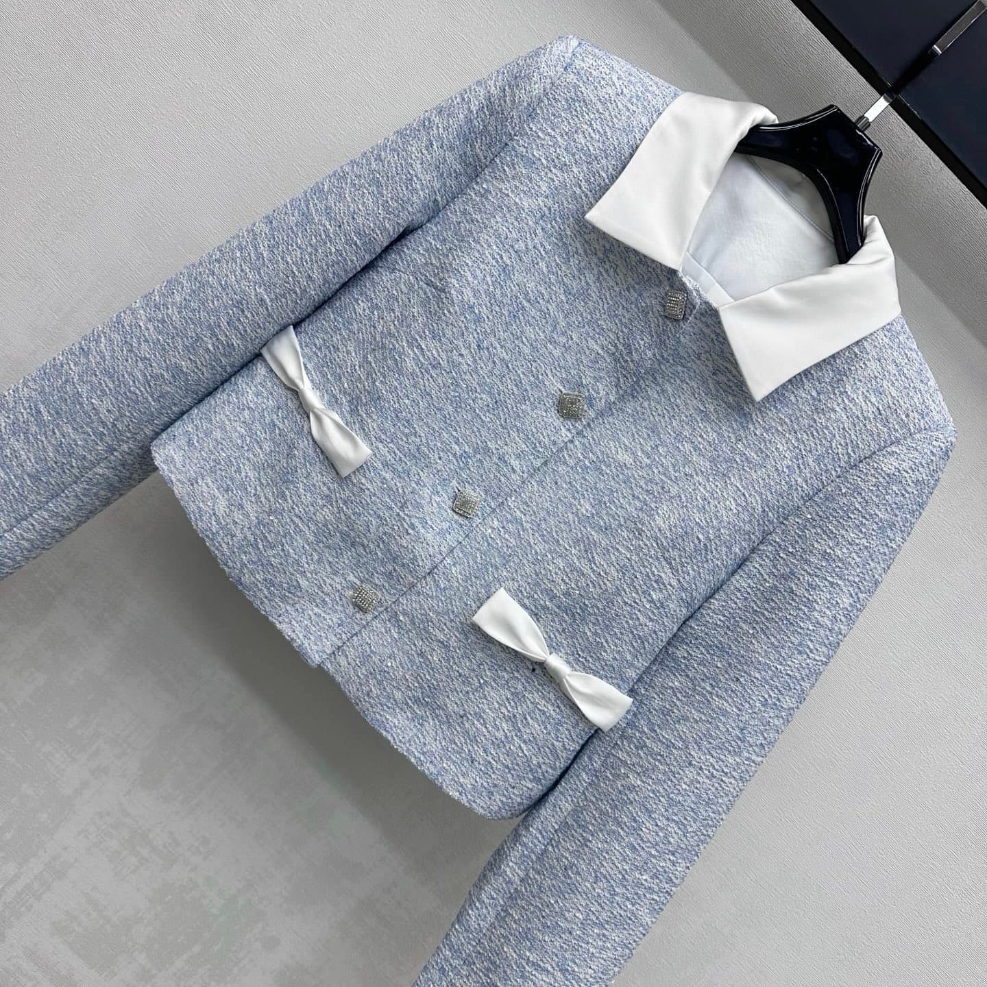 C19568 Chane*2026 new product launched. White silk bow tweed set for office workers. Customized YB imported mixed-colored tweed material with rich texture. Elegant and stylish design; featuring a contrasting white satin collared top and single-row stud bu — image 3
