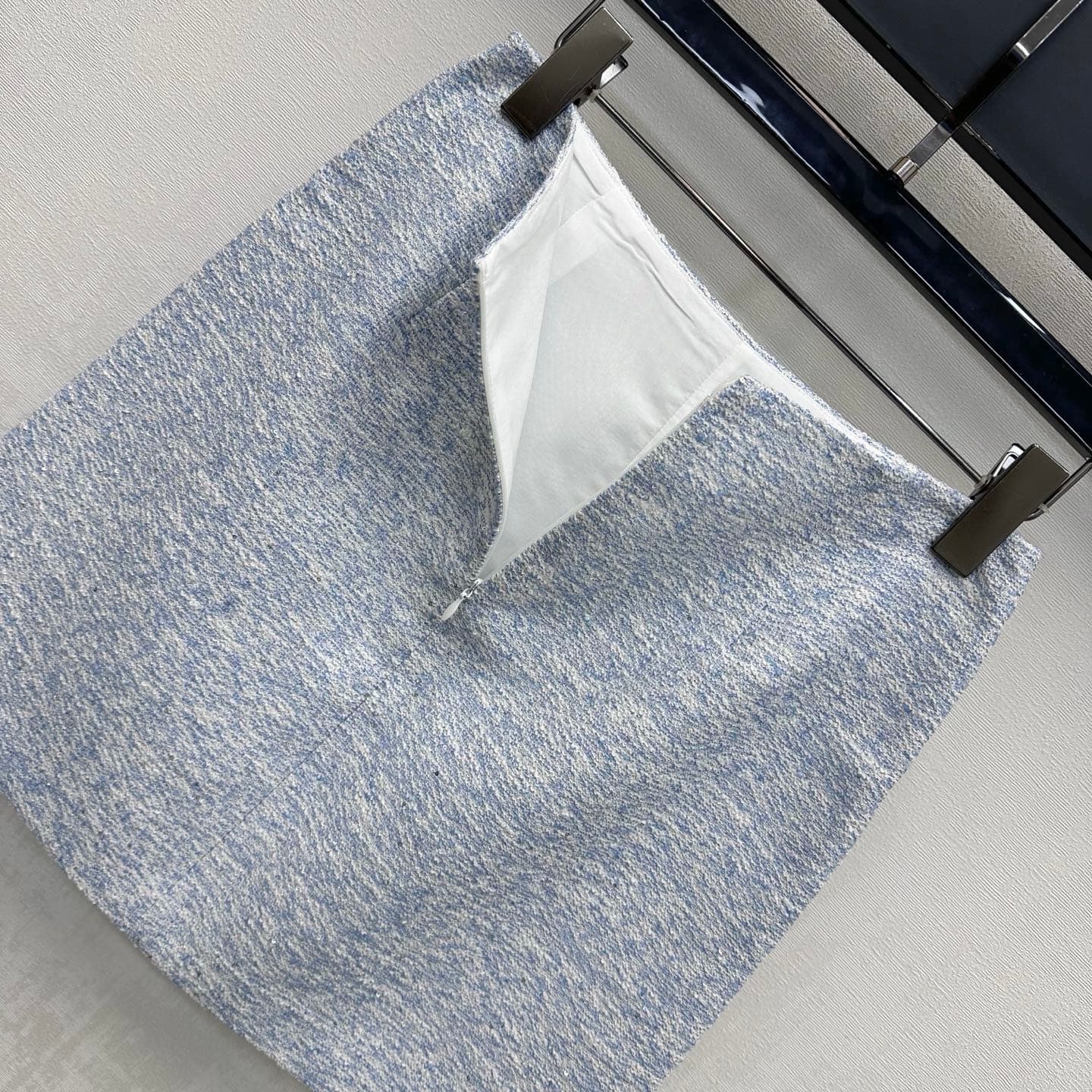 C19568 Chane*2026 new product launched. White silk bow tweed set for office workers. Customized YB imported mixed-colored tweed material with rich texture. Elegant and stylish design; featuring a contrasting white satin collared top and single-row stud bu — image 8