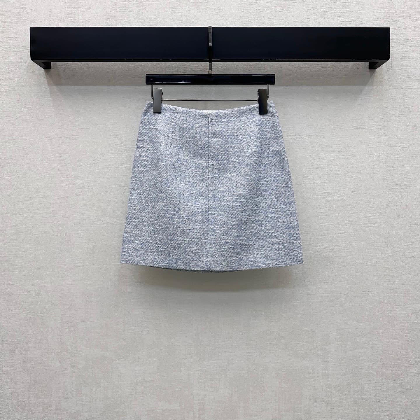 C19568 Chane*2026 new product launched. White silk bow tweed set for office workers. Customized YB imported mixed-colored tweed material with rich texture. Elegant and stylish design; featuring a contrasting white satin collared top and single-row stud bu — image 7