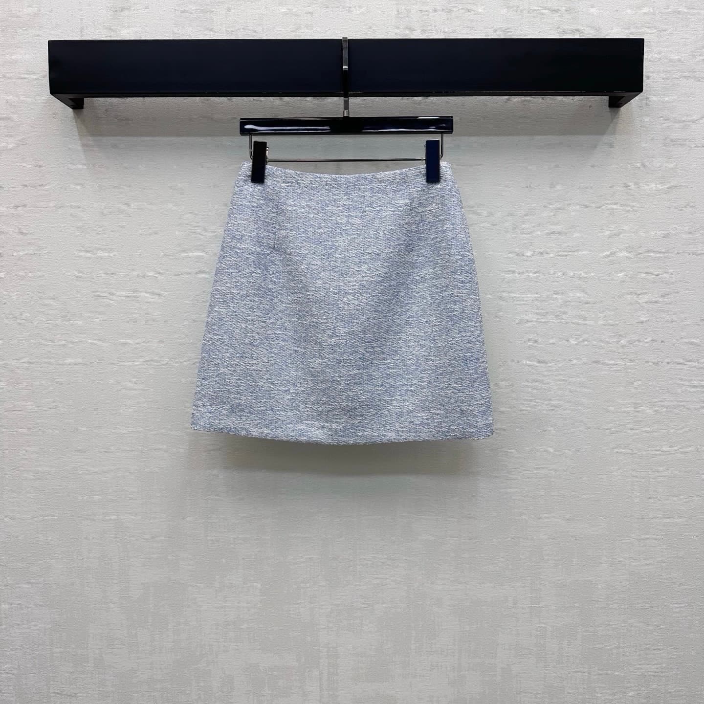 C19568 Chane*2026 new product launched. White silk bow tweed set for office workers. Customized YB imported mixed-colored tweed material with rich texture. Elegant and stylish design; featuring a contrasting white satin collared top and single-row stud bu — image 6