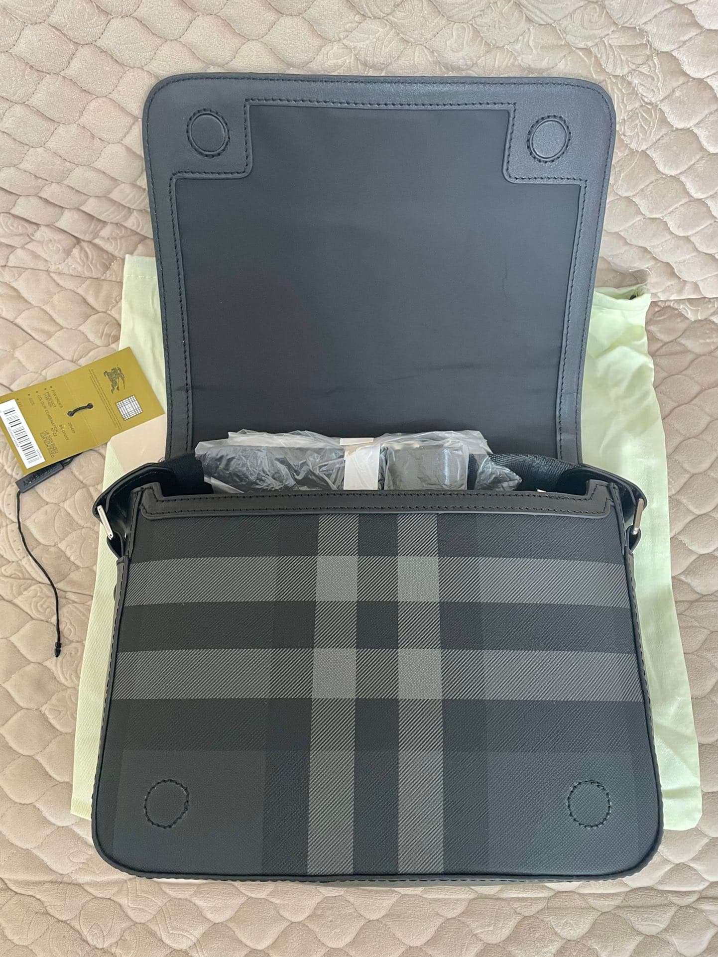 C144 Number: 21731 Burberry men’s model. Exquisite standing design, adorned with Bur pattern, with leather trim and brand logo. Dimensions: 25, 5, 6, 5, 21, 5cm. Shortest vertical fit length of shoulder strap: 33cm. Longest vertical fit length of shoulder — image 7
