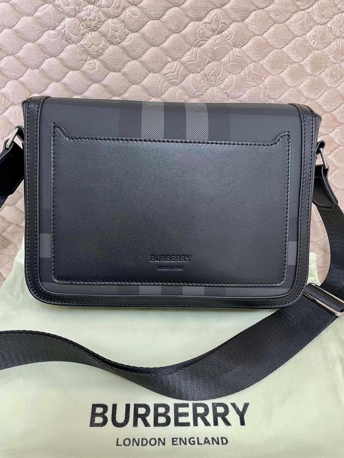 C144 Number: 21731 Burberry men’s model. Exquisite standing design, adorned with Bur pattern, with leather trim and brand logo. Dimensions: 25, 5, 6, 5, 21, 5cm. Shortest vertical fit length of shoulder strap: 33cm. Longest vertical fit length of shoulder — image 3