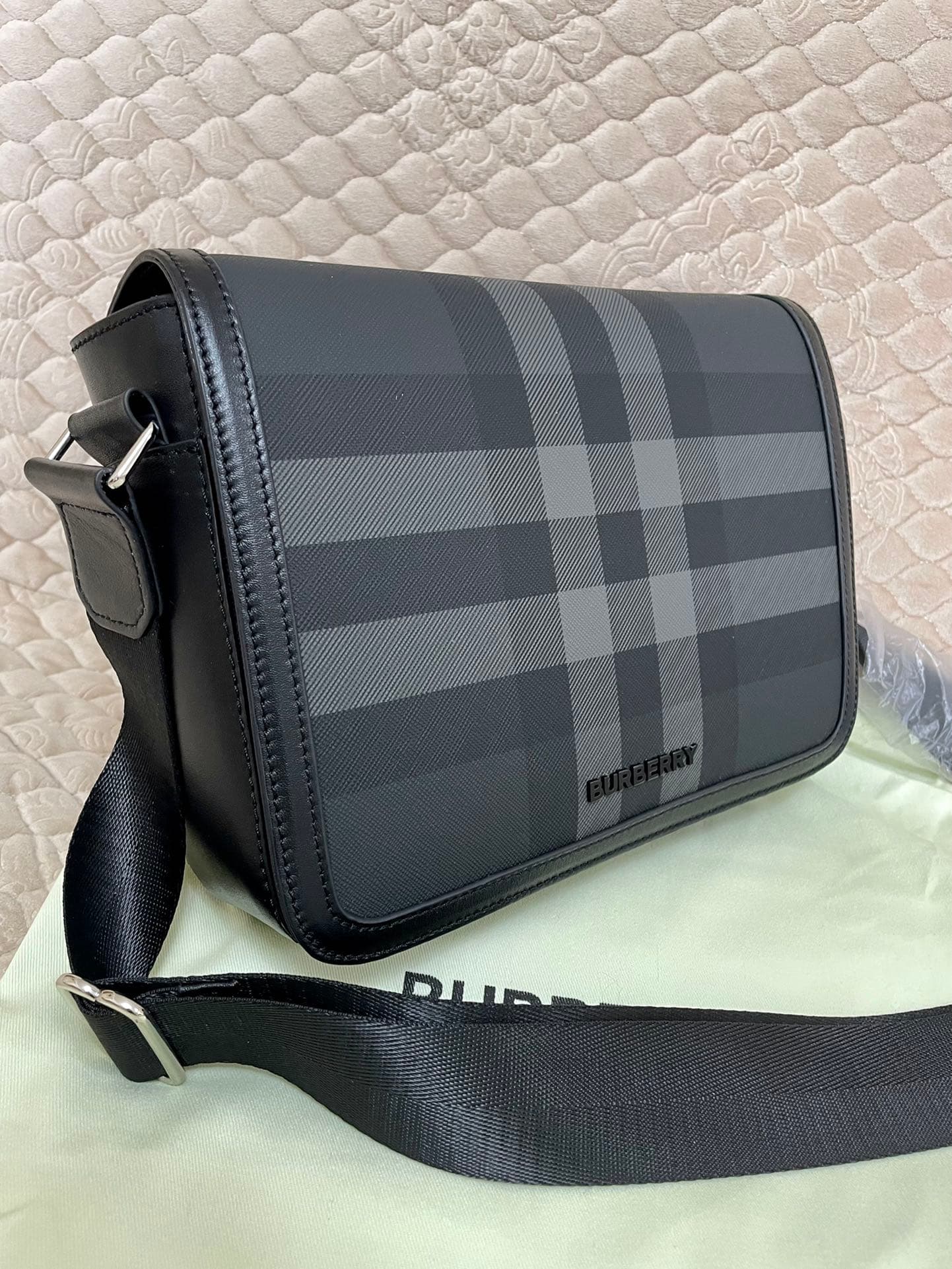 C144 Number: 21731 Burberry men’s model. Exquisite standing design, adorned with Bur pattern, with leather trim and brand logo. Dimensions: 25, 5, 6, 5, 21, 5cm. Shortest vertical fit length of shoulder strap: 33cm. Longest vertical fit length of shoulder — image 2