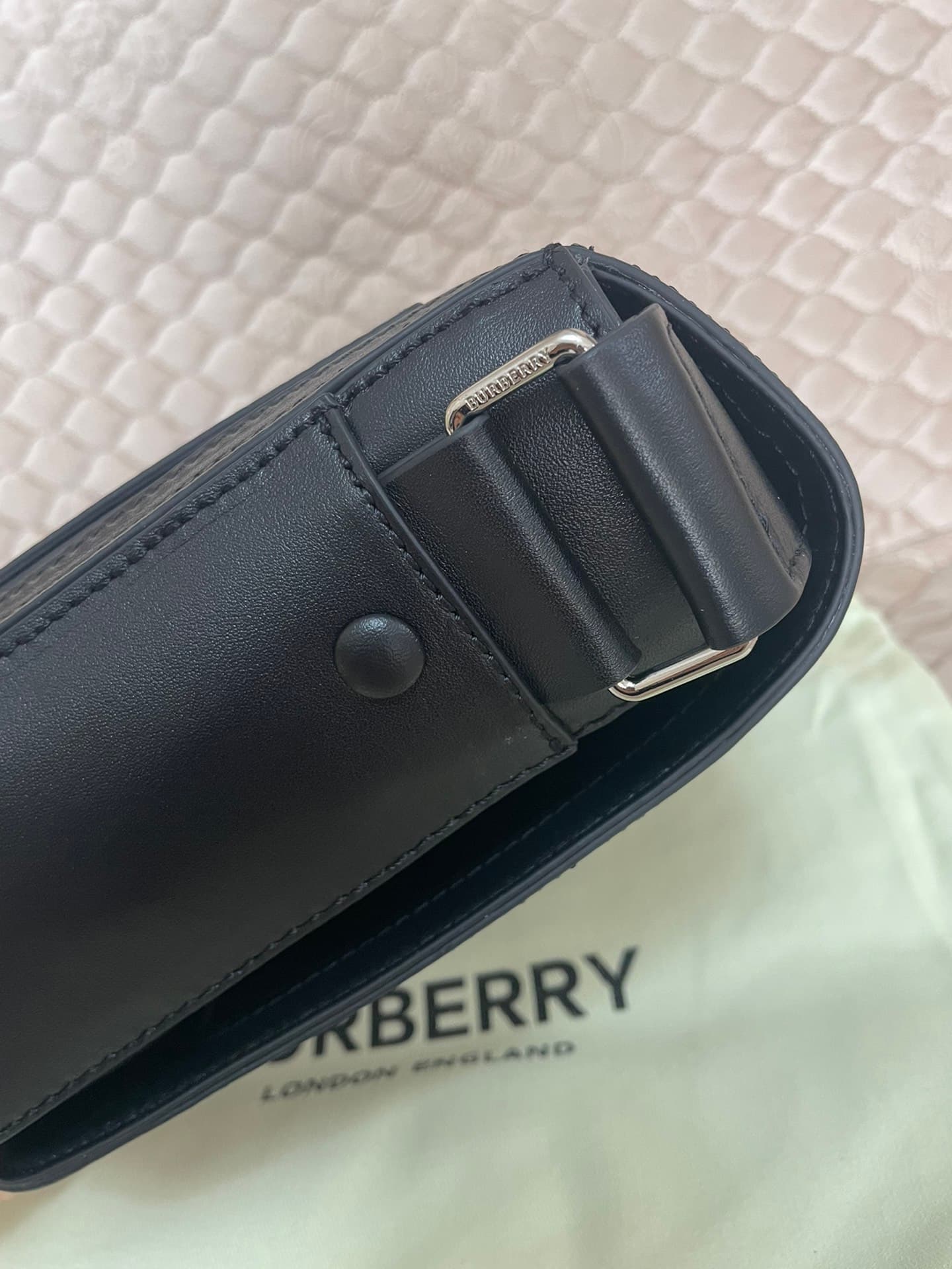 C144 Number: 21731 Burberry men’s model. Exquisite standing design, adorned with Bur pattern, with leather trim and brand logo. Dimensions: 25, 5, 6, 5, 21, 5cm. Shortest vertical fit length of shoulder strap: 33cm. Longest vertical fit length of shoulder — image 5
