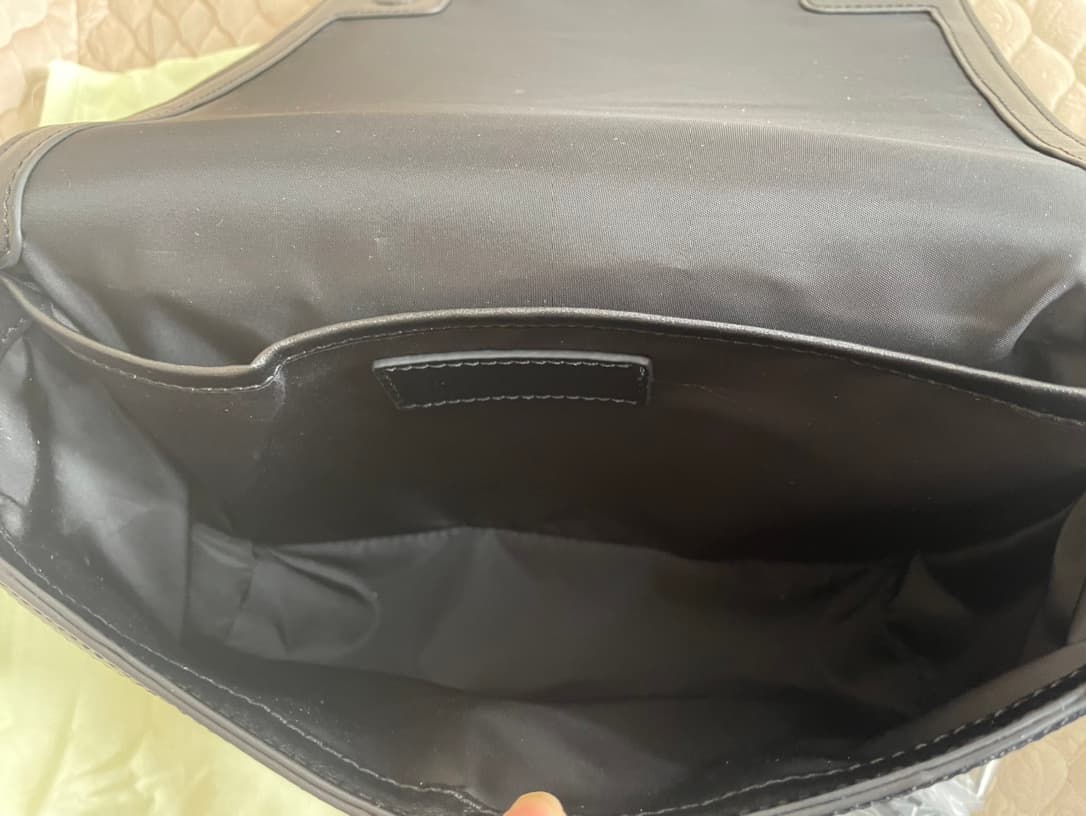 C144 Number: 21731 Burberry men’s model. Exquisite standing design, adorned with Bur pattern, with leather trim and brand logo. Dimensions: 25, 5, 6, 5, 21, 5cm. Shortest vertical fit length of shoulder strap: 33cm. Longest vertical fit length of shoulder — image 8