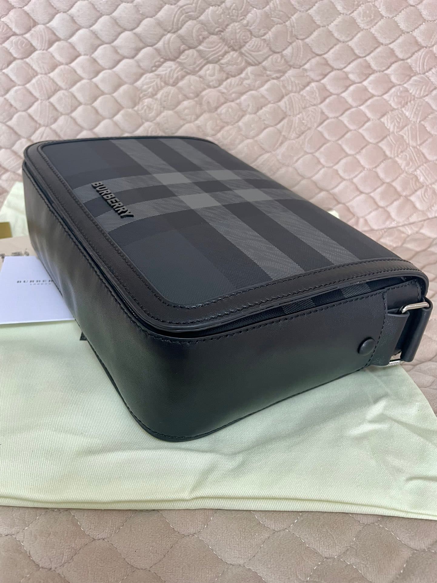 C144 Number: 21731 Burberry men’s model. Exquisite standing design, adorned with Bur pattern, with leather trim and brand logo. Dimensions: 25, 5, 6, 5, 21, 5cm. Shortest vertical fit length of shoulder strap: 33cm. Longest vertical fit length of shoulder — image 6