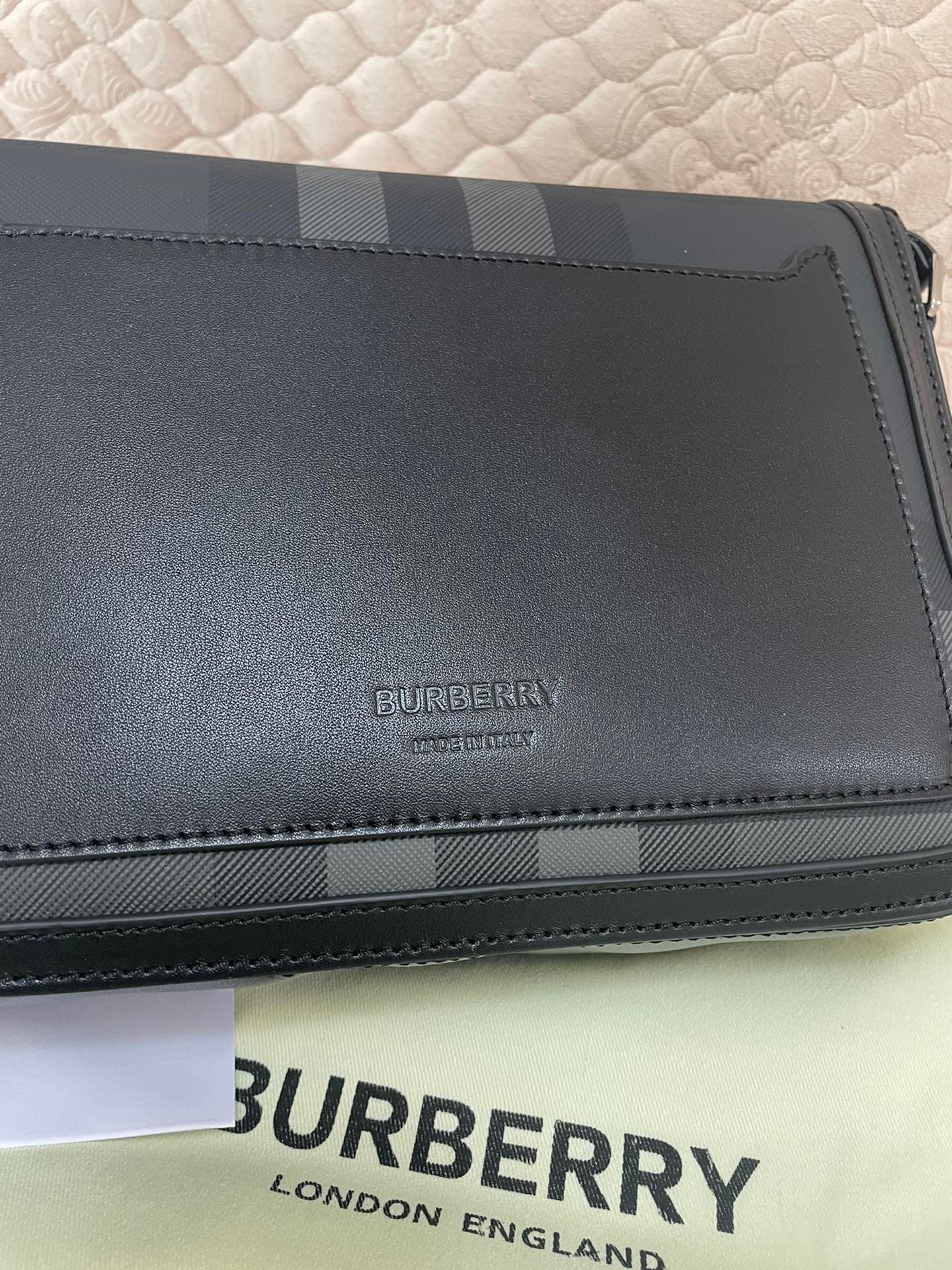 C144 Number: 21731 Burberry men’s model. Exquisite standing design, adorned with Bur pattern, with leather trim and brand logo. Dimensions: 25, 5, 6, 5, 21, 5cm. Shortest vertical fit length of shoulder strap: 33cm. Longest vertical fit length of shoulder — image 4