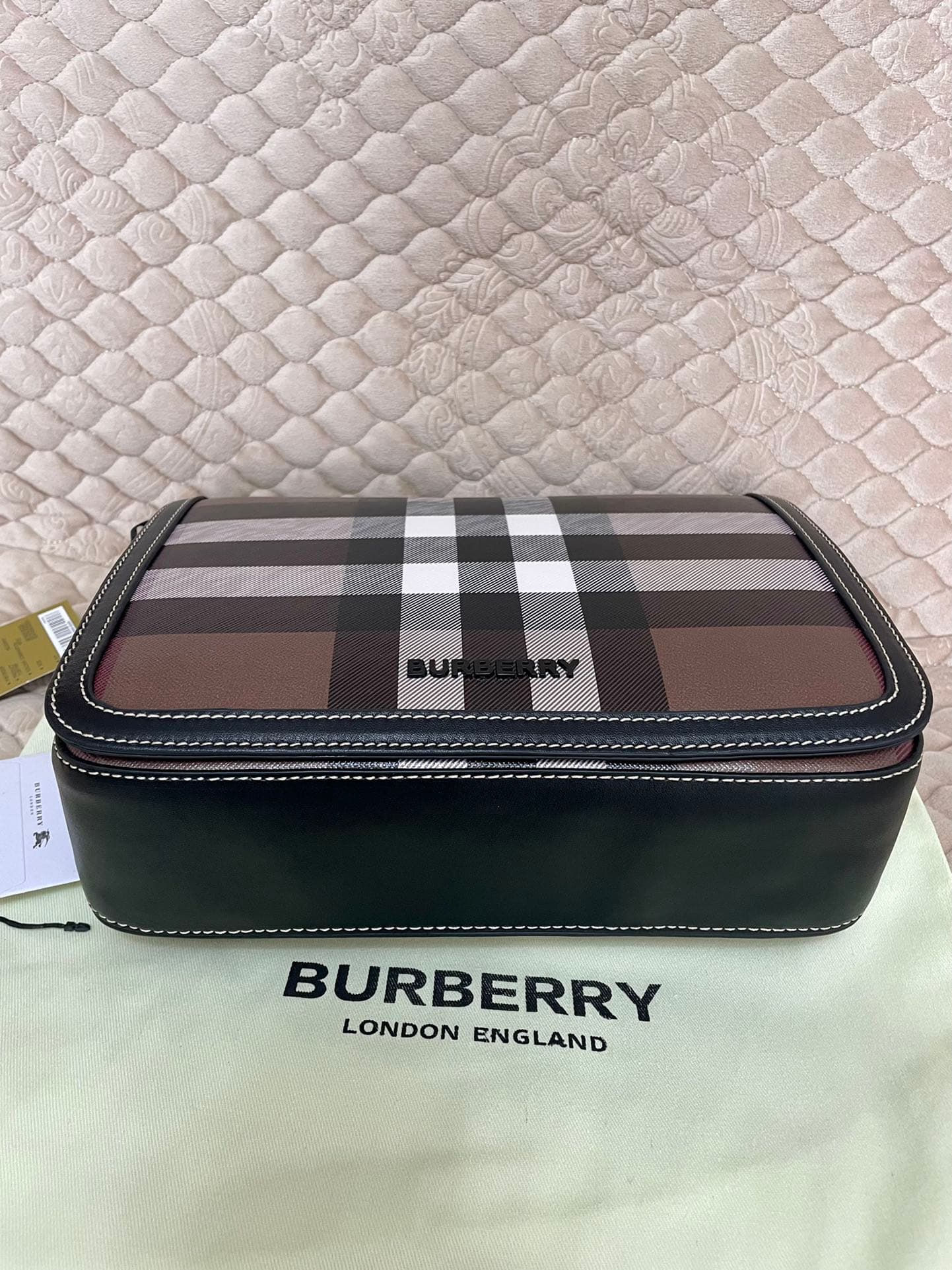 C143 Number: 21731. The Burberry men’s model features a delicate, upright design; it is decorated with plaid patterns, along with leather trim and the brand logo. Dimensions: 25, 5, 6, 5, 21, 5cm. The shortest length for wearing the shoulder straps is: 33 — image 3