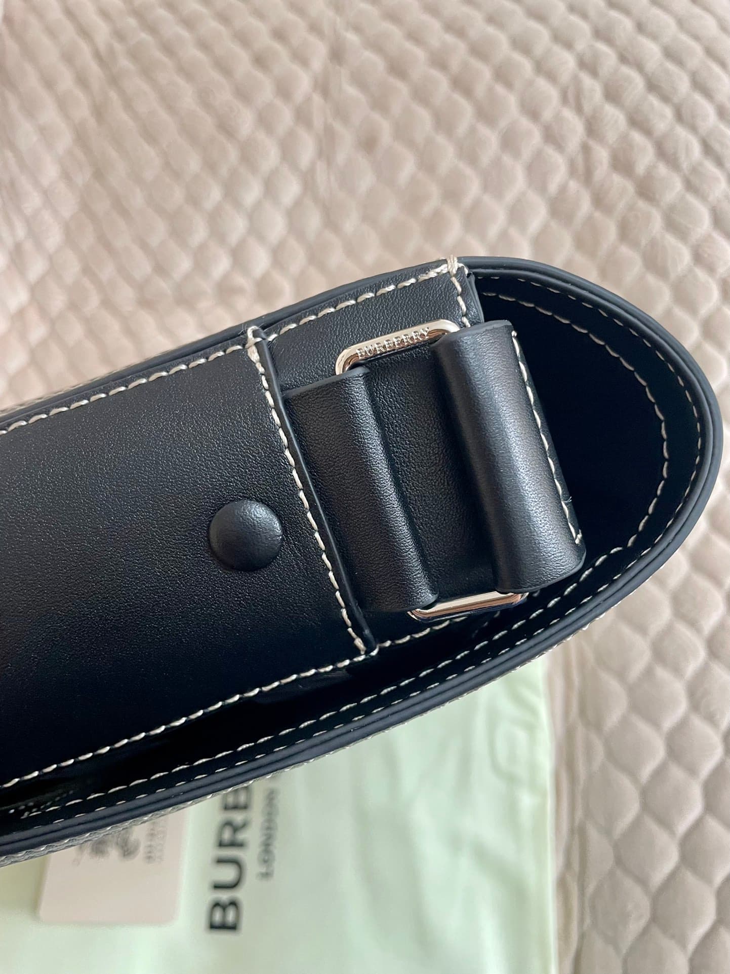 C143 Number: 21731. The Burberry men’s model features a delicate, upright design; it is decorated with plaid patterns, along with leather trim and the brand logo. Dimensions: 25, 5, 6, 5, 21, 5cm. The shortest length for wearing the shoulder straps is: 33 — image 6