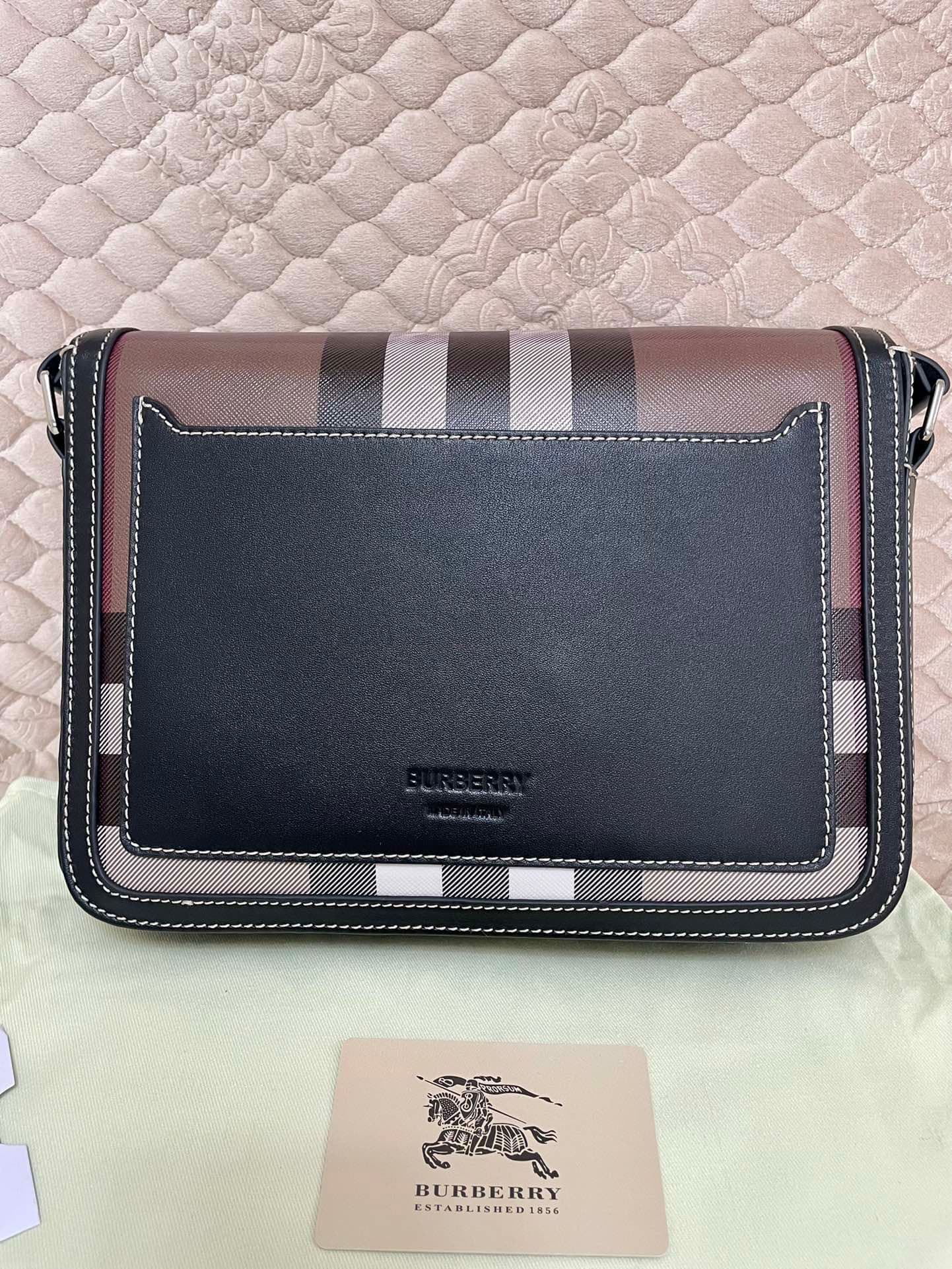 C143 Number: 21731. The Burberry men’s model features a delicate, upright design; it is decorated with plaid patterns, along with leather trim and the brand logo. Dimensions: 25, 5, 6, 5, 21, 5cm. The shortest length for wearing the shoulder straps is: 33 — image 4