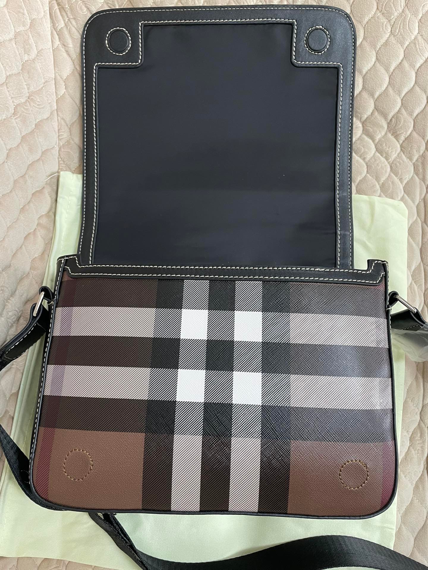 C143 Number: 21731. The Burberry men’s model features a delicate, upright design; it is decorated with plaid patterns, along with leather trim and the brand logo. Dimensions: 25, 5, 6, 5, 21, 5cm. The shortest length for wearing the shoulder straps is: 33 — image 5