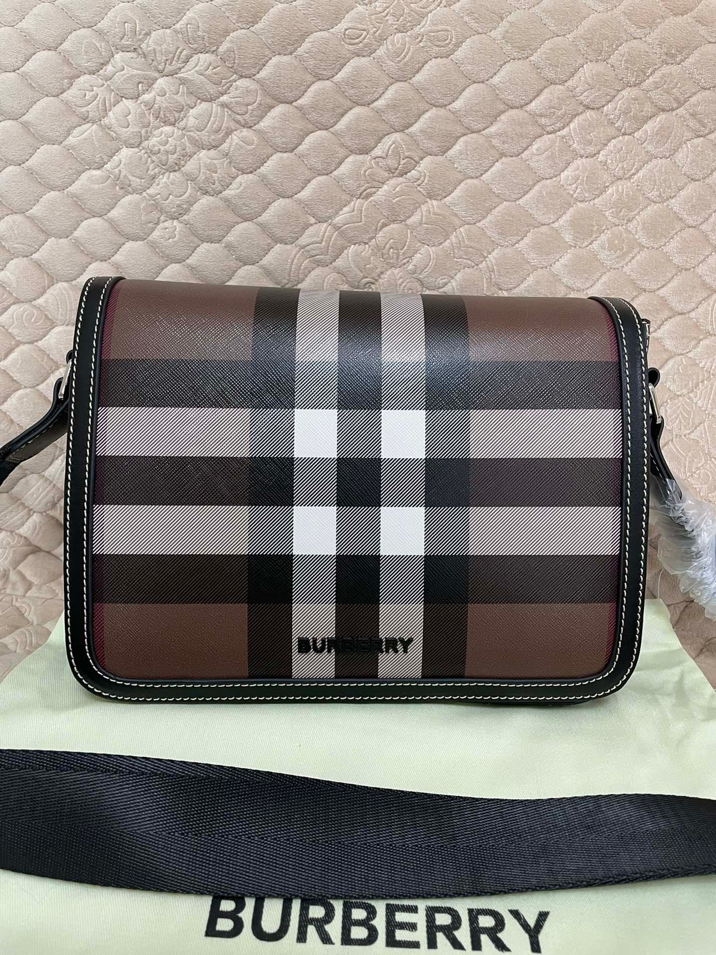 C143 Number: 21731. The Burberry men’s model features a delicate, upright design; it is decorated with plaid patterns, along with leather trim and the brand logo. Dimensions: 25, 5, 6, 5, 21, 5cm. The shortest length for wearing the shoulder straps is: 33 — image 1