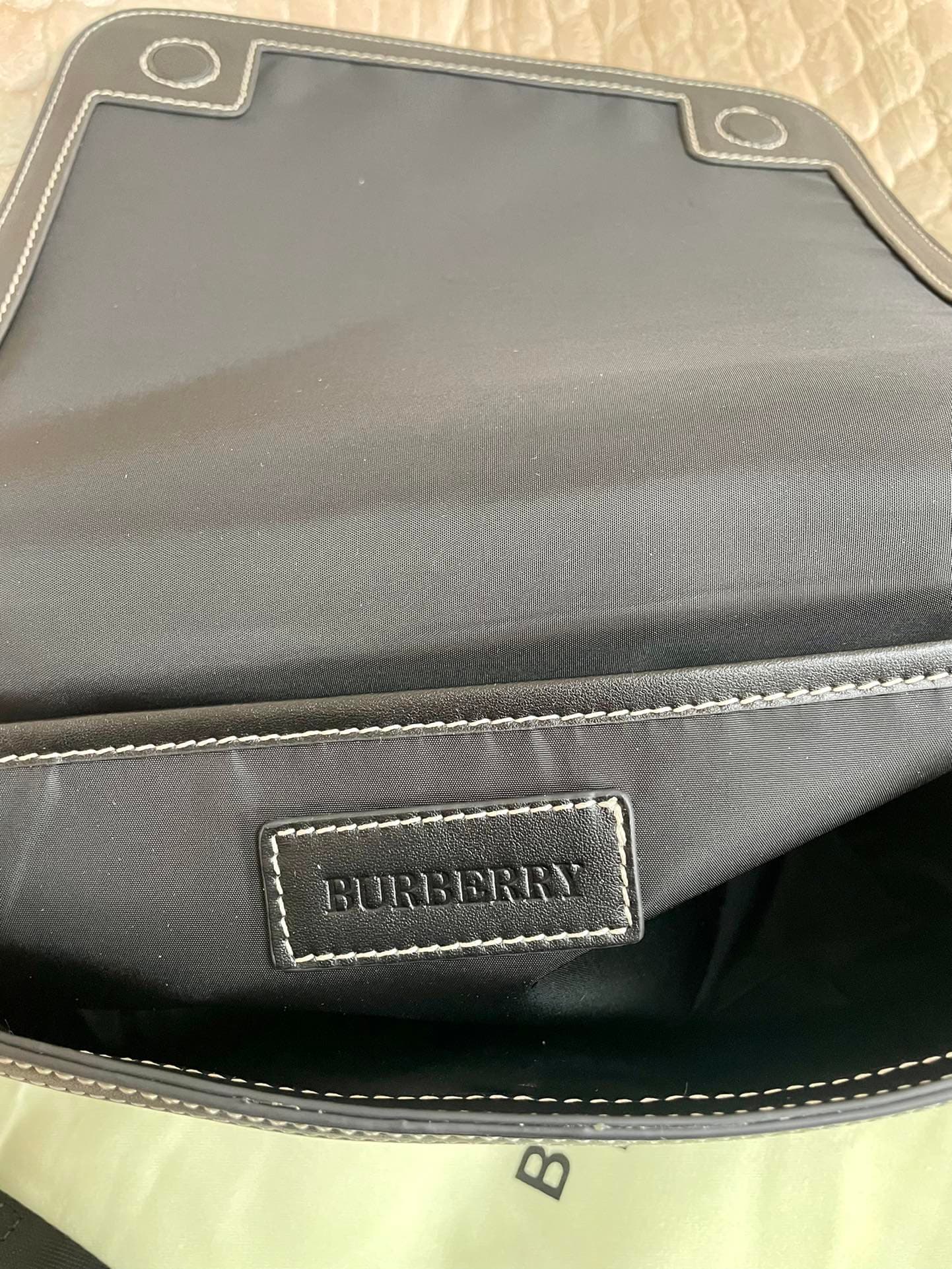 C143 Number: 21731. The Burberry men’s model features a delicate, upright design; it is decorated with plaid patterns, along with leather trim and the brand logo. Dimensions: 25, 5, 6, 5, 21, 5cm. The shortest length for wearing the shoulder straps is: 33 — image 8