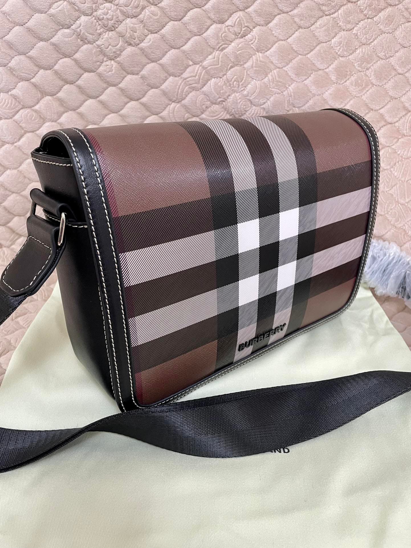 C143 Number: 21731. The Burberry men’s model features a delicate, upright design; it is decorated with plaid patterns, along with leather trim and the brand logo. Dimensions: 25, 5, 6, 5, 21, 5cm. The shortest length for wearing the shoulder straps is: 33 — image 2
