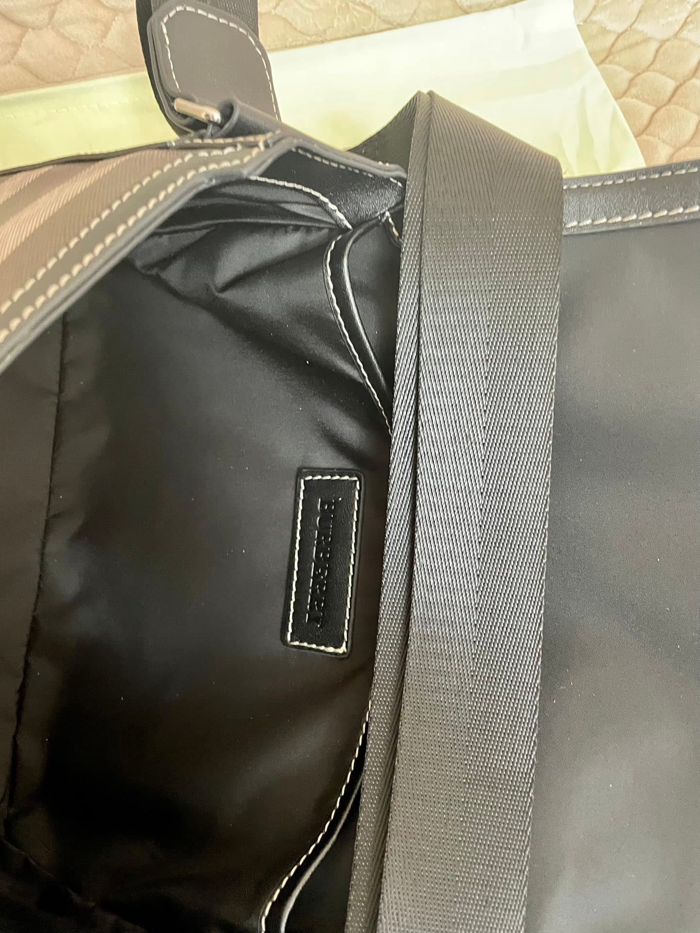 C143 Number: 21731. The Burberry men’s model features a delicate, upright design; it is decorated with plaid patterns, along with leather trim and the brand logo. Dimensions: 25, 5, 6, 5, 21, 5cm. The shortest length for wearing the shoulder straps is: 33 — image 7