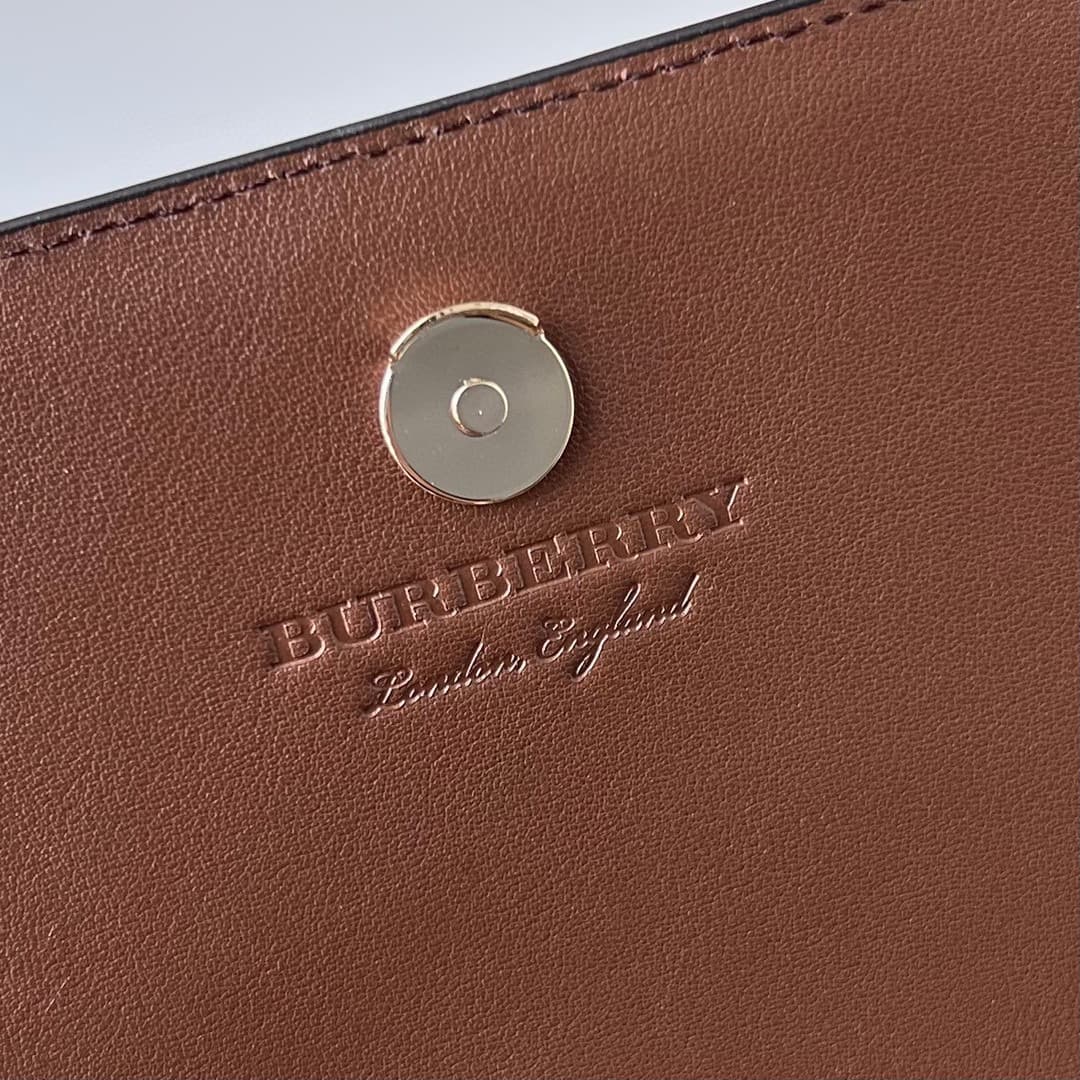 C56 230【Burberry•Burberry】Original design products 🇮🇹～～Dual-purpose shoulder and handbag 🎉👉 The fine [rose] soft imported calfskin material combined with checkered fabric, golden hardware accessories, 👍 Quality equivalent to that of a retail store, precis — image 8