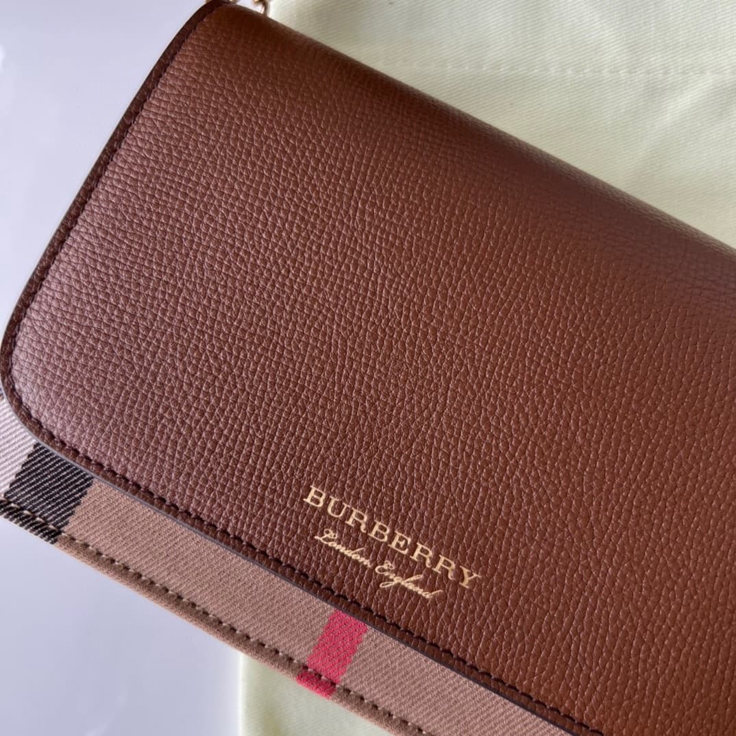C56 230【Burberry•Burberry】Original design products 🇮🇹～～Dual-purpose shoulder and handbag 🎉👉 The fine [rose] soft imported calfskin material combined with checkered fabric, golden hardware accessories, 👍 Quality equivalent to that of a retail store, precis — image 4