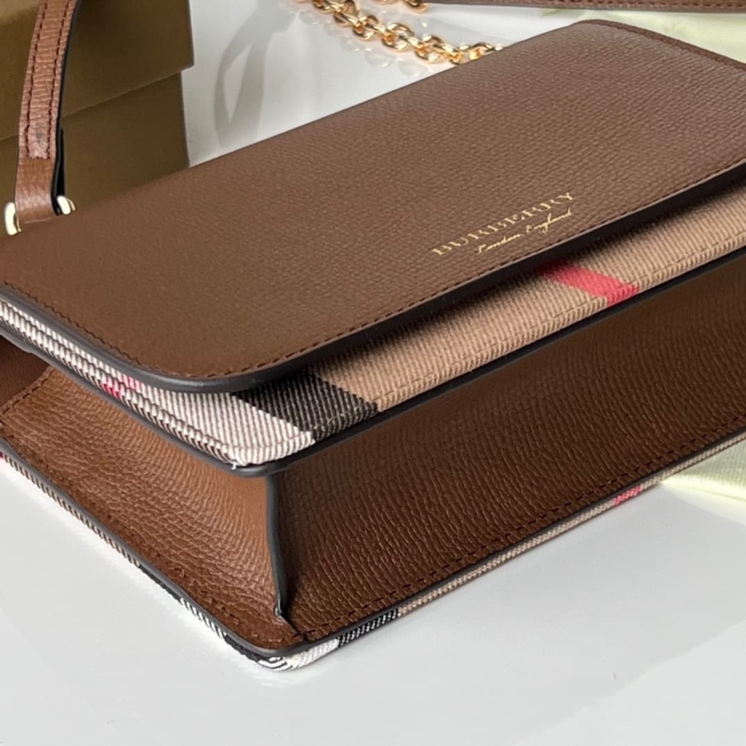 C56 230【Burberry•Burberry】Original design products 🇮🇹～～Dual-purpose shoulder and handbag 🎉👉 The fine [rose] soft imported calfskin material combined with checkered fabric, golden hardware accessories, 👍 Quality equivalent to that of a retail store, precis — image 5