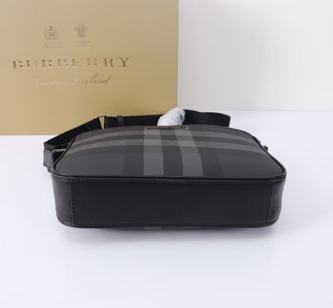 C77 The exquisite crossbody backpack is made of Burberry check pattern and smooth leather materials. — image 4