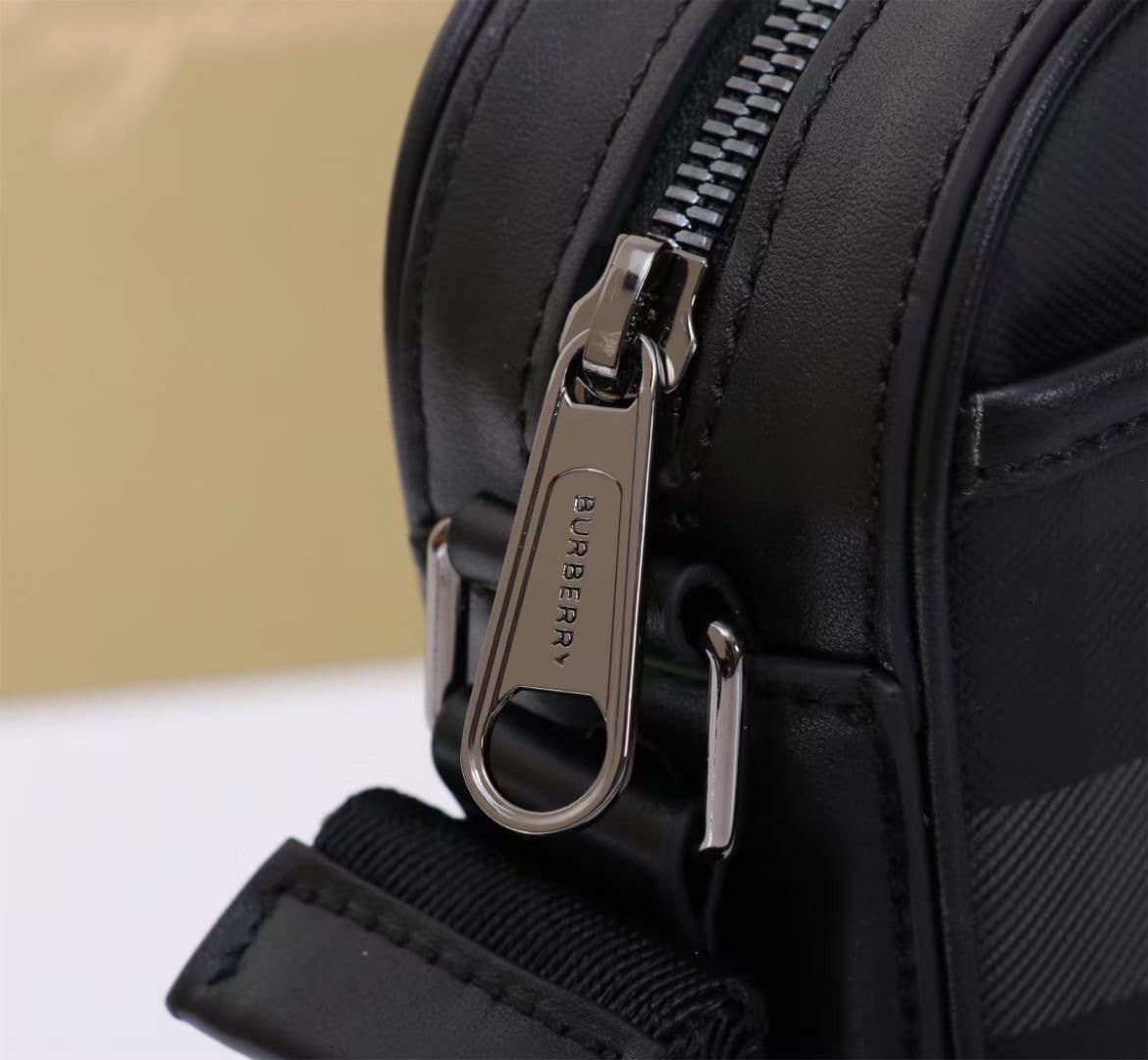 C77 The exquisite crossbody backpack is made of Burberry check pattern and smooth leather materials. — image 5