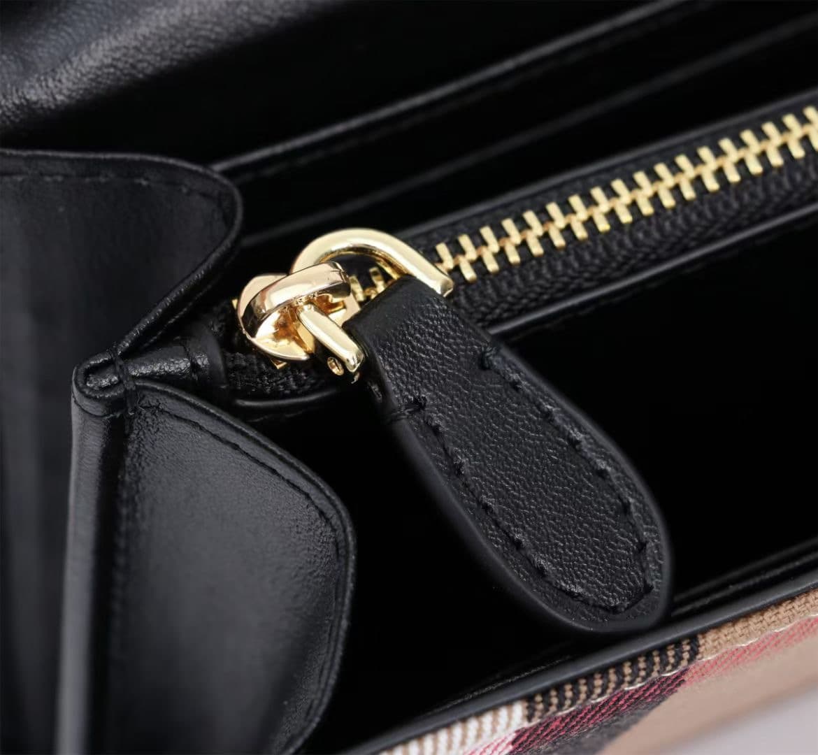 C62 🔥🔥🔥 Produced by Burberry Original Collection 🇮🇹～～A shoulder and handbag hybrid 🎉👉 The imported small cowhide material is soft and fine; it’s covered with checkered fabric, with golden hardware details. 👍 It has the quality and precise craftsmanship of — image 8