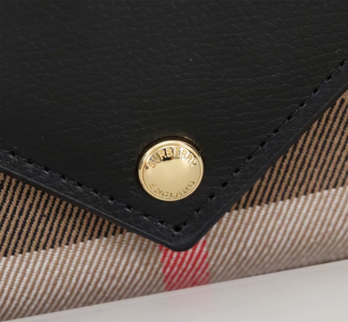 C62 🔥🔥🔥 Produced by Burberry Original Collection 🇮🇹～～A shoulder and handbag hybrid 🎉👉 The imported small cowhide material is soft and fine; it’s covered with checkered fabric, with golden hardware details. 👍 It has the quality and precise craftsmanship of — image 6