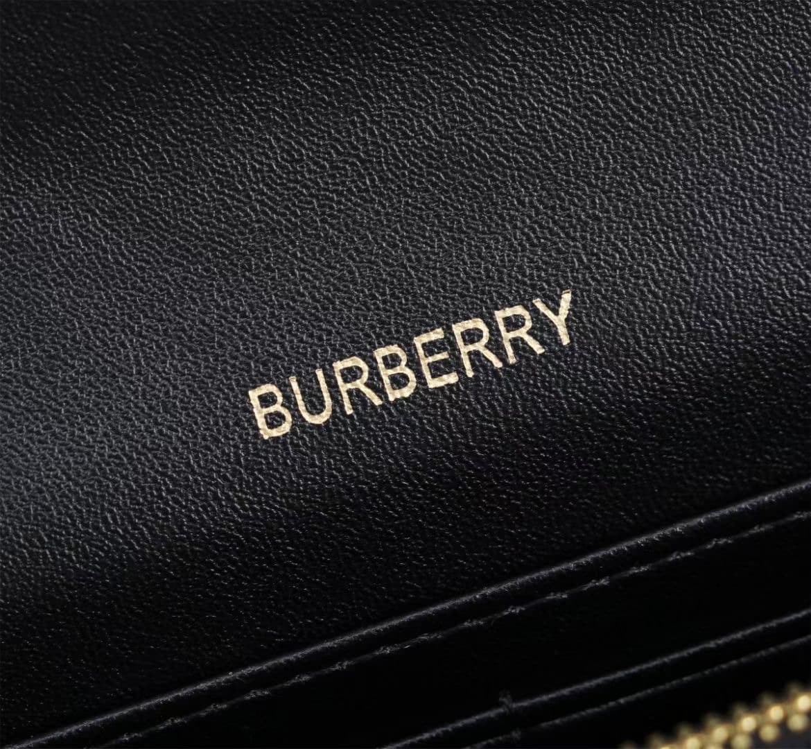 C62 🔥🔥🔥 Produced by Burberry Original Collection 🇮🇹～～A shoulder and handbag hybrid 🎉👉 The imported small cowhide material is soft and fine; it’s covered with checkered fabric, with golden hardware details. 👍 It has the quality and precise craftsmanship of — image 7