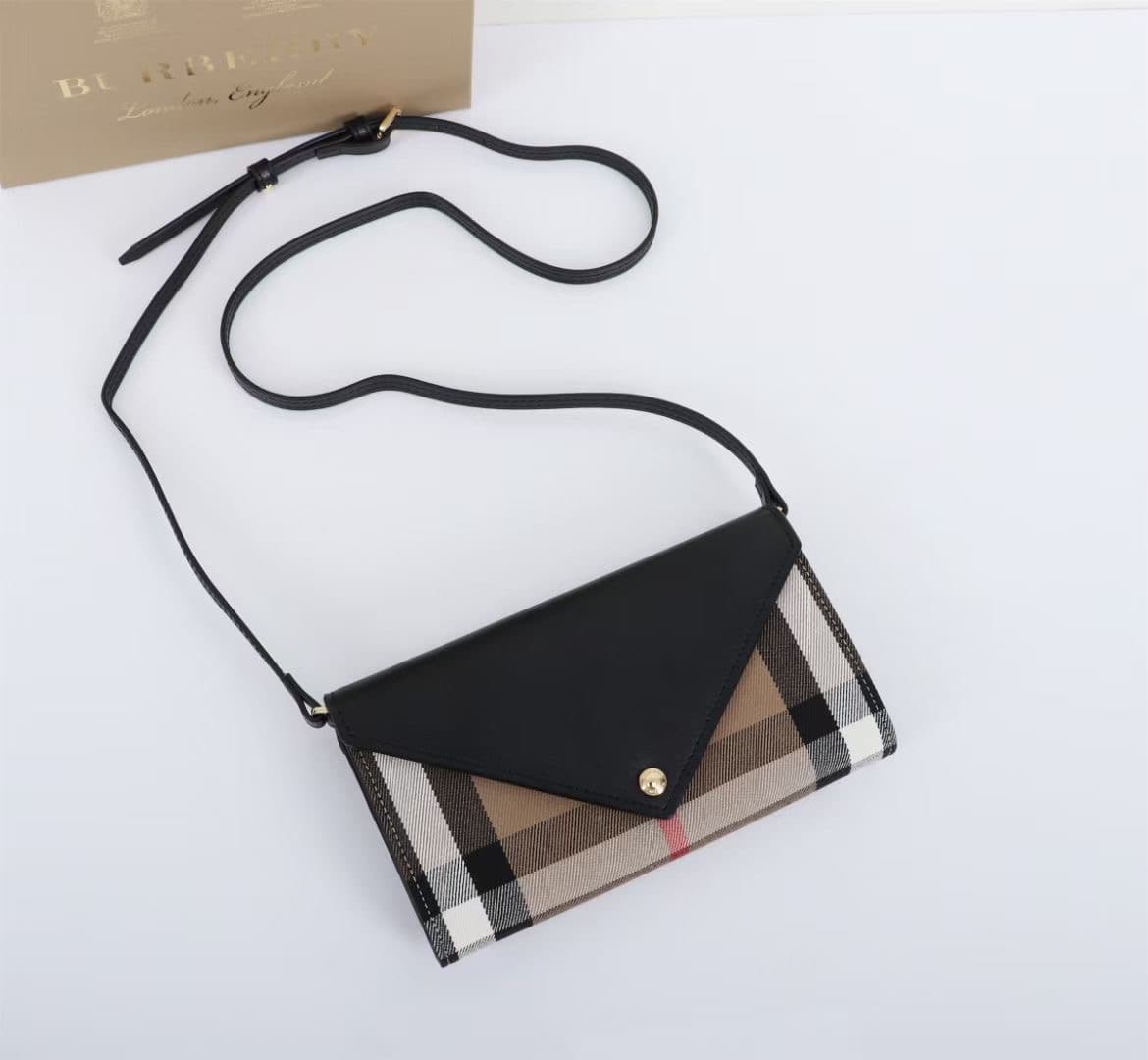 C62 🔥🔥🔥 Produced by Burberry Original Collection 🇮🇹～～A shoulder and handbag hybrid 🎉👉 The imported small cowhide material is soft and fine; it’s covered with checkered fabric, with golden hardware details. 👍 It has the quality and precise craftsmanship of — image 5